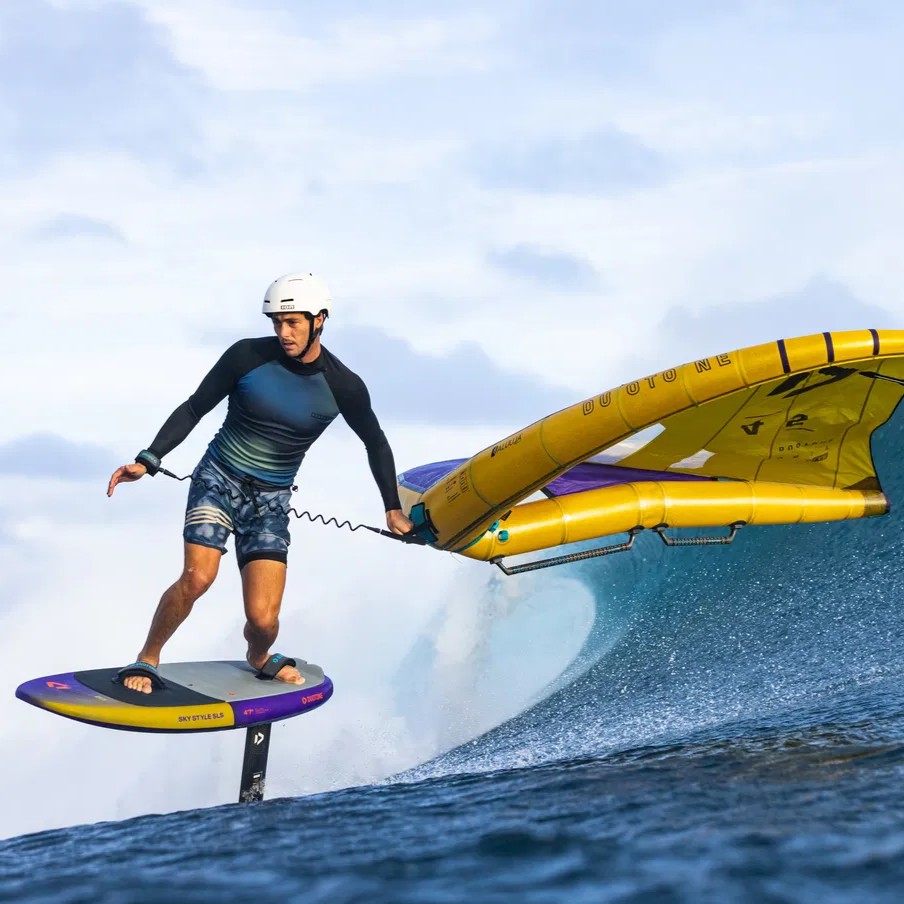 Vue rapprochée d’un rider maîtrisant le wingfoil sur la Duotone Sky Surf SLS 2024 dans les vagues de Tahiti