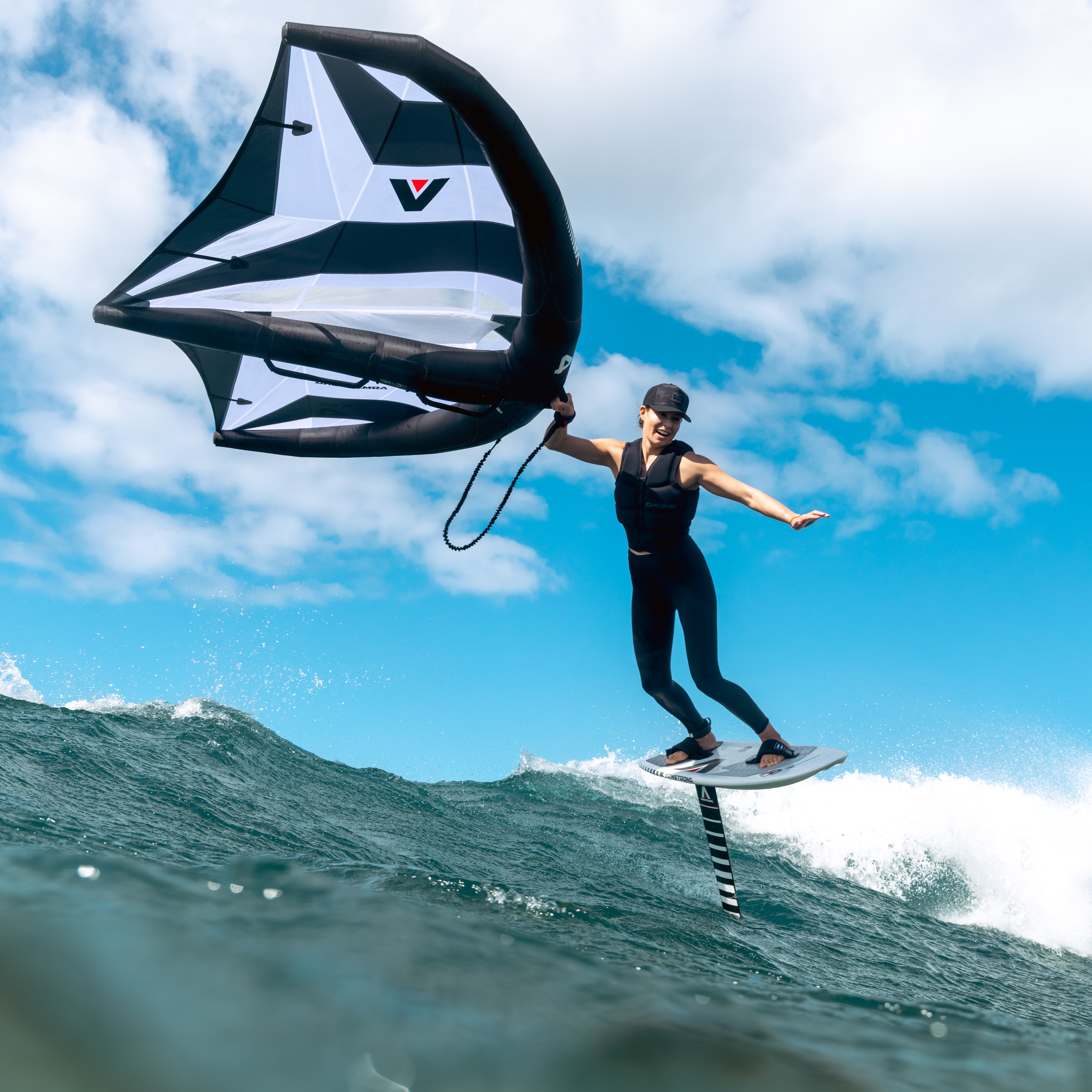 Rider en foil avec l’aile Armstrong A-Wing XPS 2024 en pleine session wave riding
