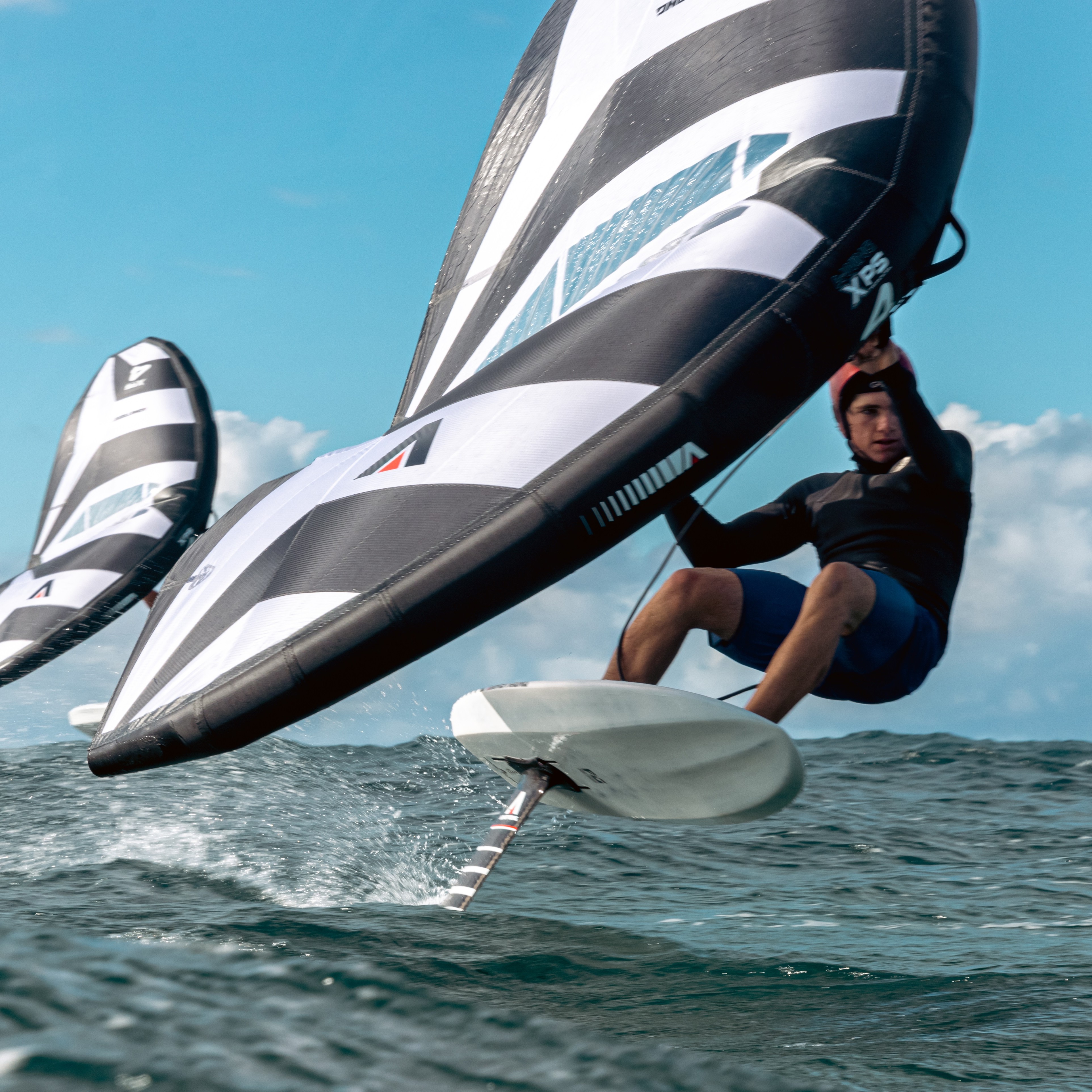 Deux riders en navigation avec l’aile de wingfoil Armstrong A-Wing XPS XPS 2024, vue rapprochée