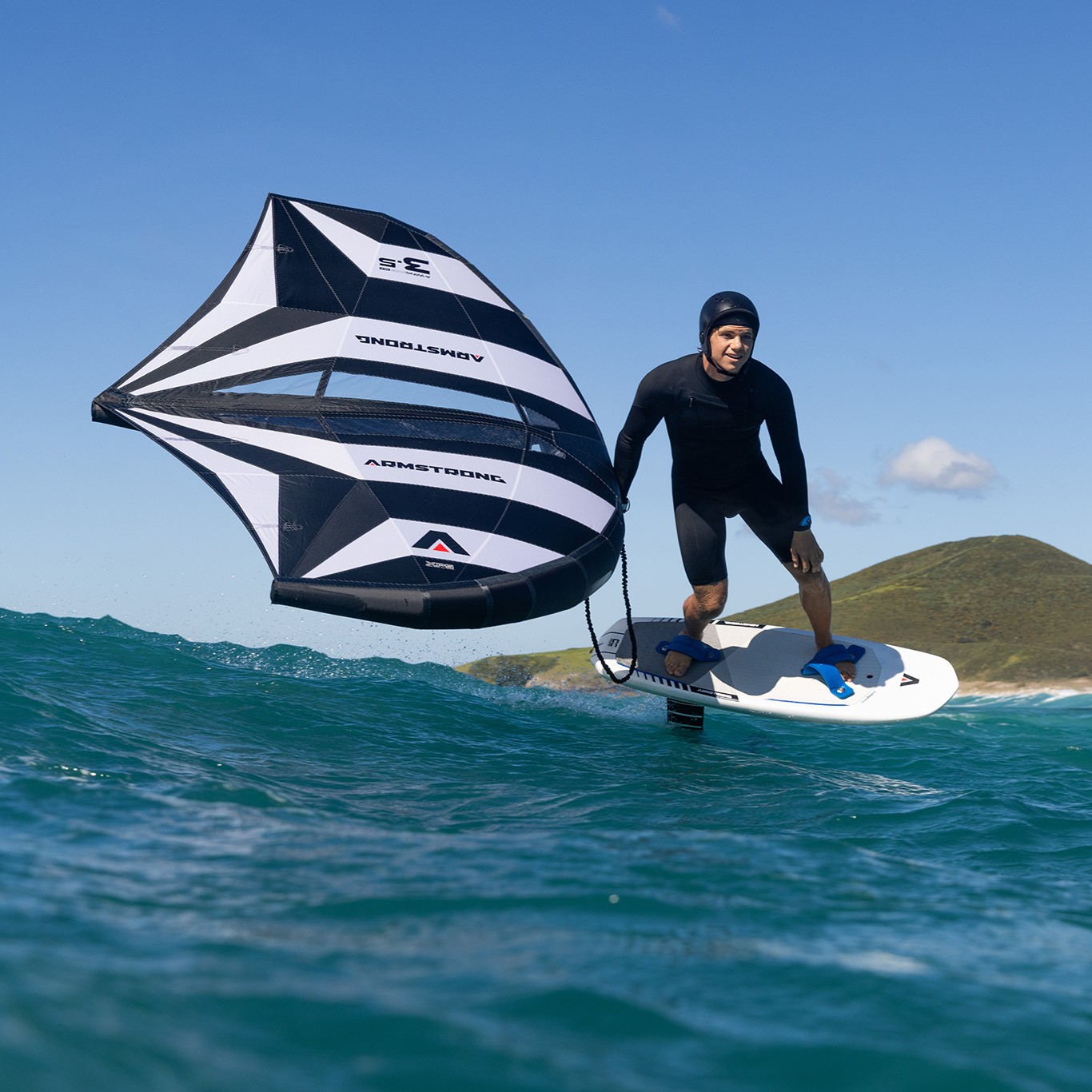 Rider en navigation latérale avec l’aile de wingfoil Armstrong XPS Mk II Lightwind 2025 sur mer calme