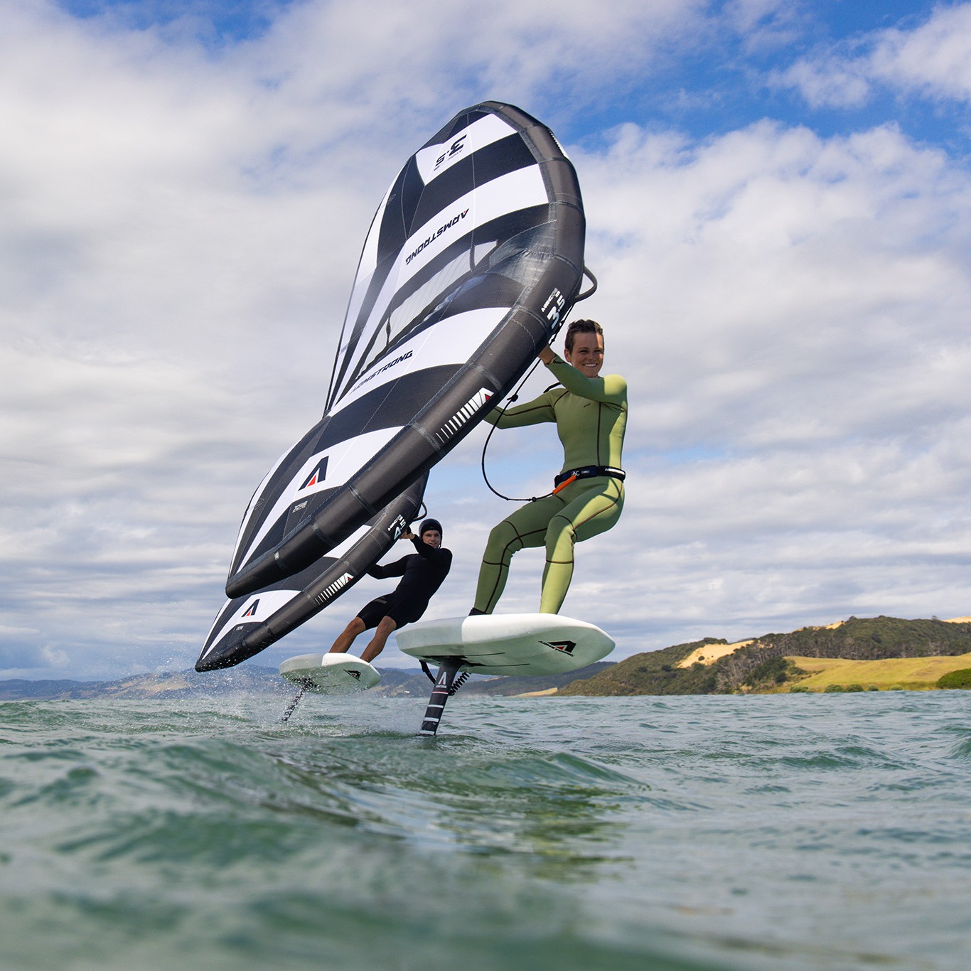 Deux riders en foil synchronisés utilisant les ailes Armstrong XPS Mk II Lightwind 2025 sur plan d’eau plat