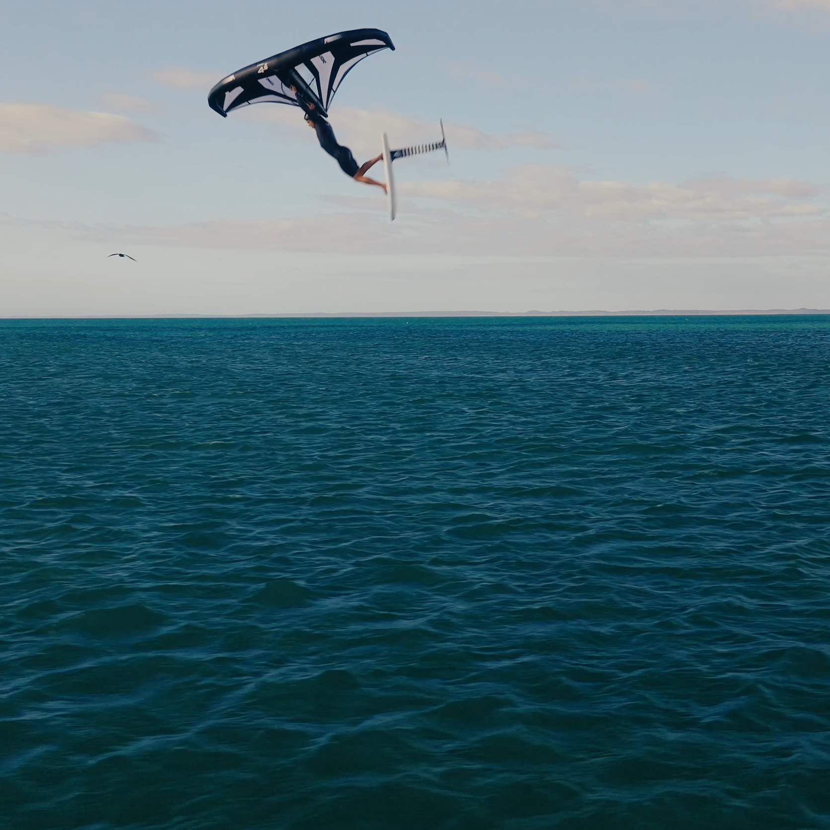 Rider en saut aérien avec l’aile Armstrong A-Wing XPS Mk II 2025 au-dessus de l’eau