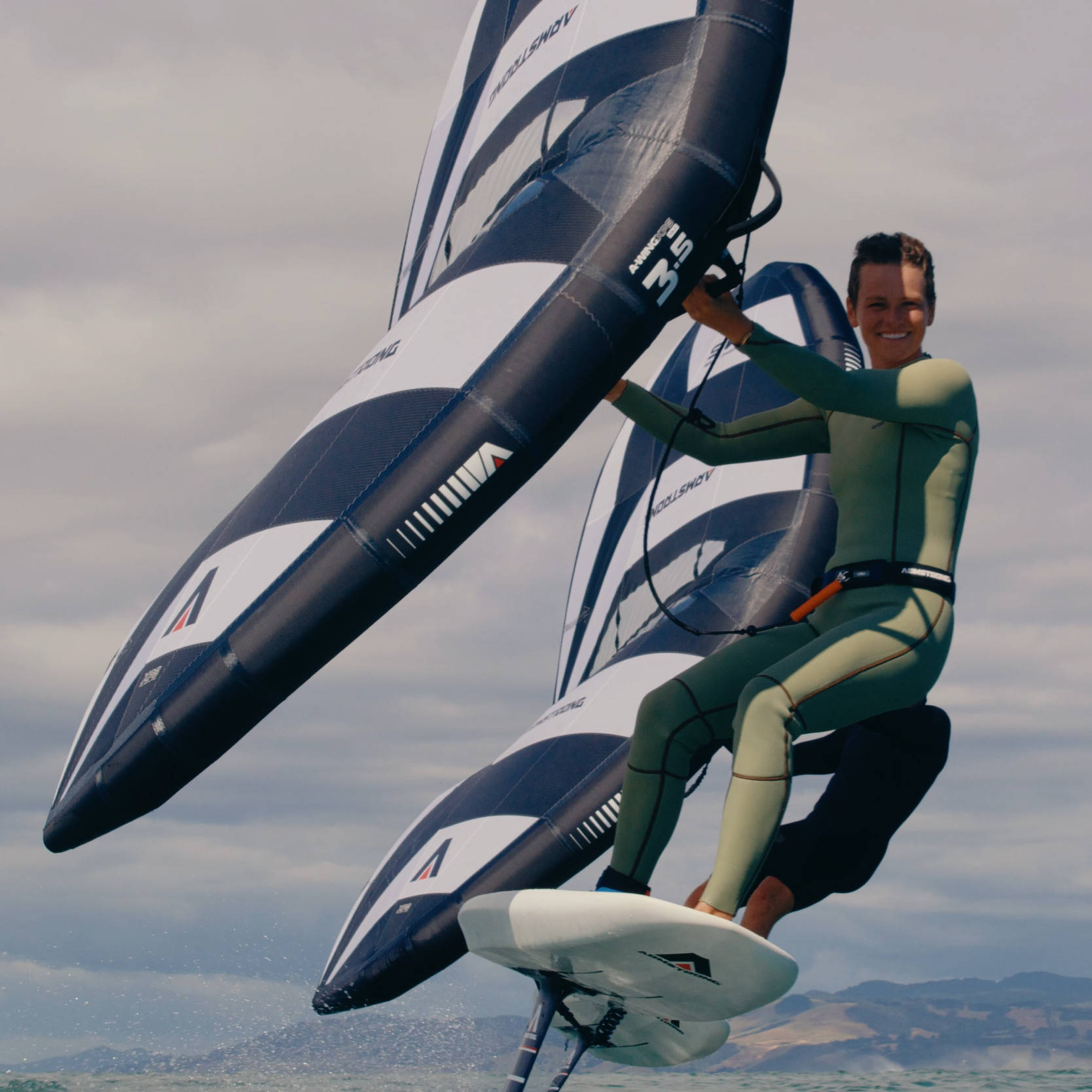 Rider en gros plan avec l’aile Armstrong A-Wing XPS Mk II 2025 en plein ride