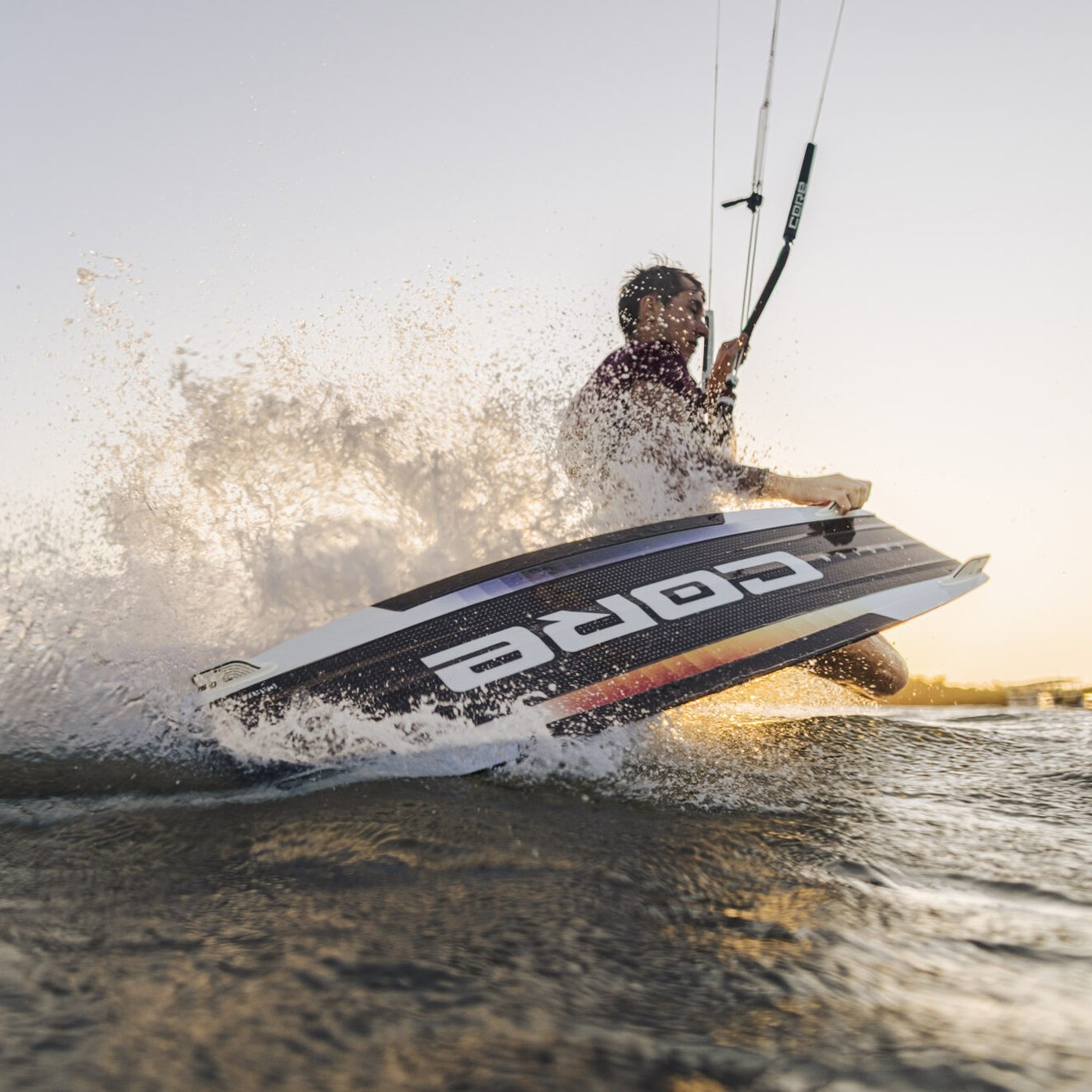 Kitesurfer exécutant une manœuvre avec CORE Fusion 7