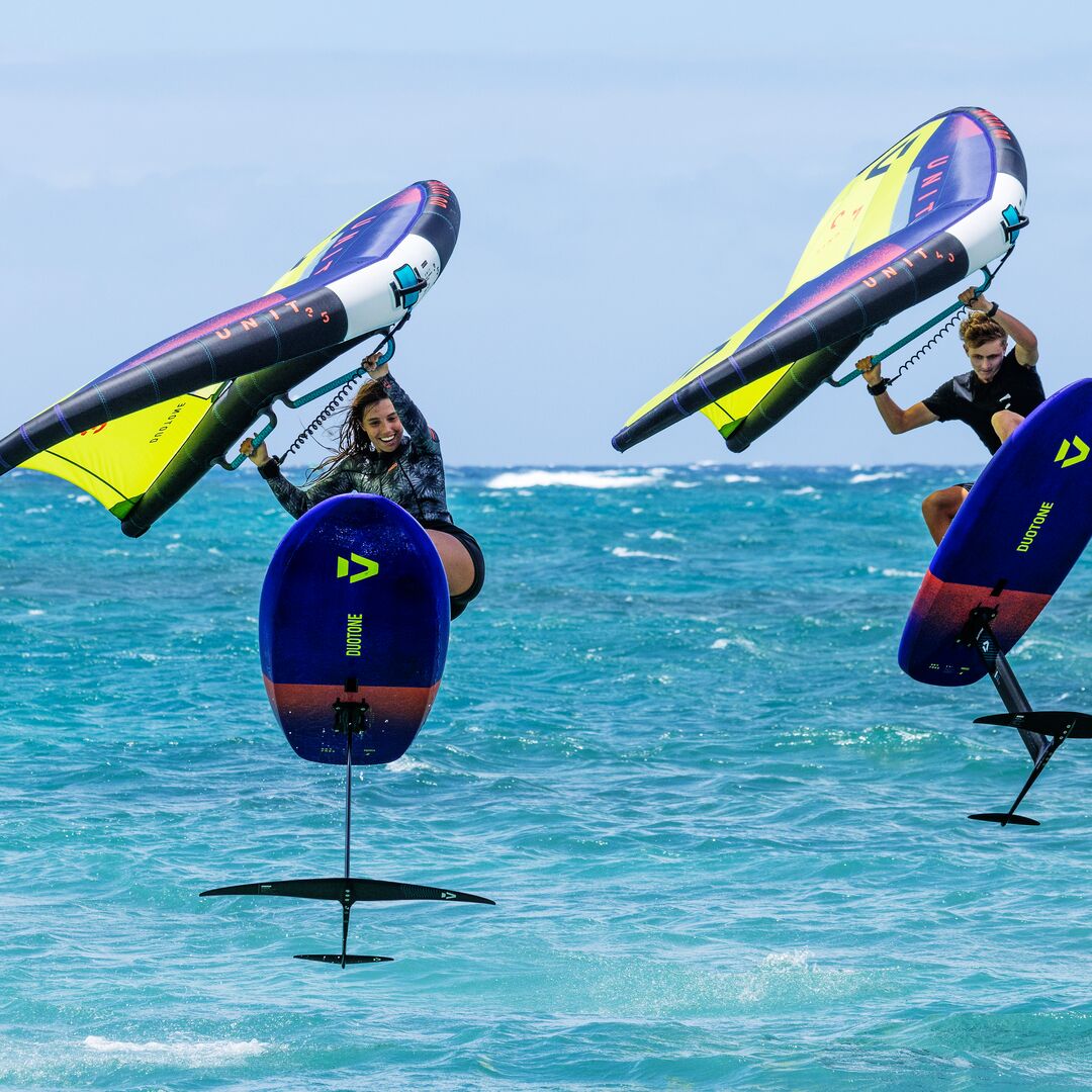 Deux riders en action sur la Duotone Sky Free 2025 en wingfoil sur eau turquoise