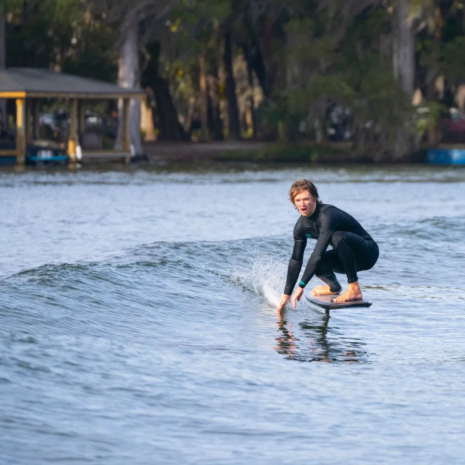 Surfeur en prone foil utilisant la front wing Duotone Whizz SLS 2025 sur petite vague.