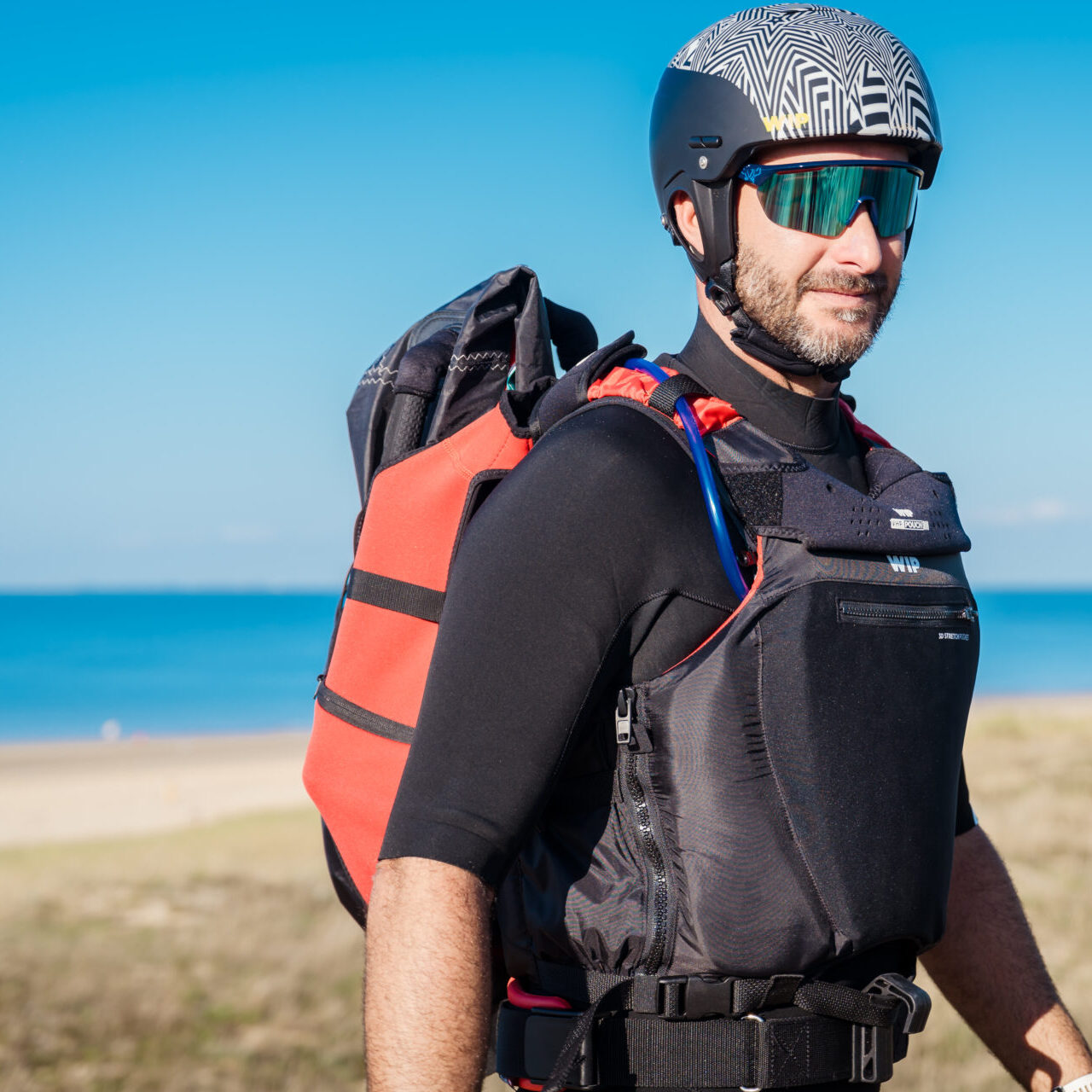 Rider équipé du WIP Downwind Back Pack 2025 avec aile rangée dans la poche extensible.
