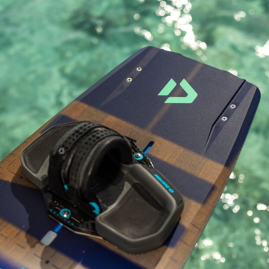 Pads et straps Duotone Entity Ergo 2025 montés sur planche de kitesurf vue bord arrière