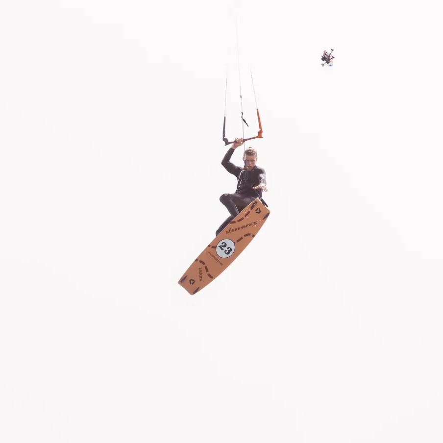 Kitesurfeur réalisant un saut aérien avec la planche Duotone Select Concept Blue Pink Pig Limited