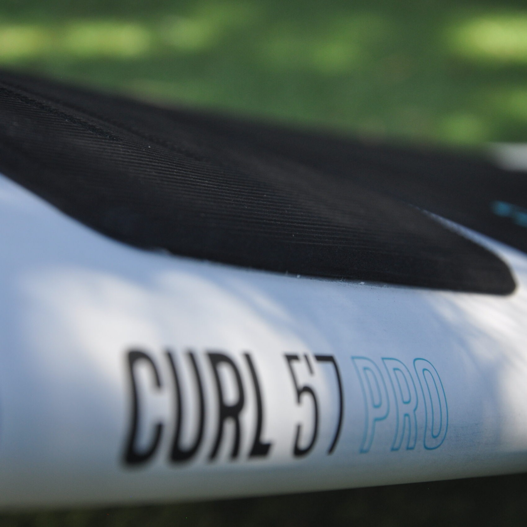 Zoom sur le marquage Curl Pro 5'7 sur la planche de surf Eleveight CURL PRO 2025
