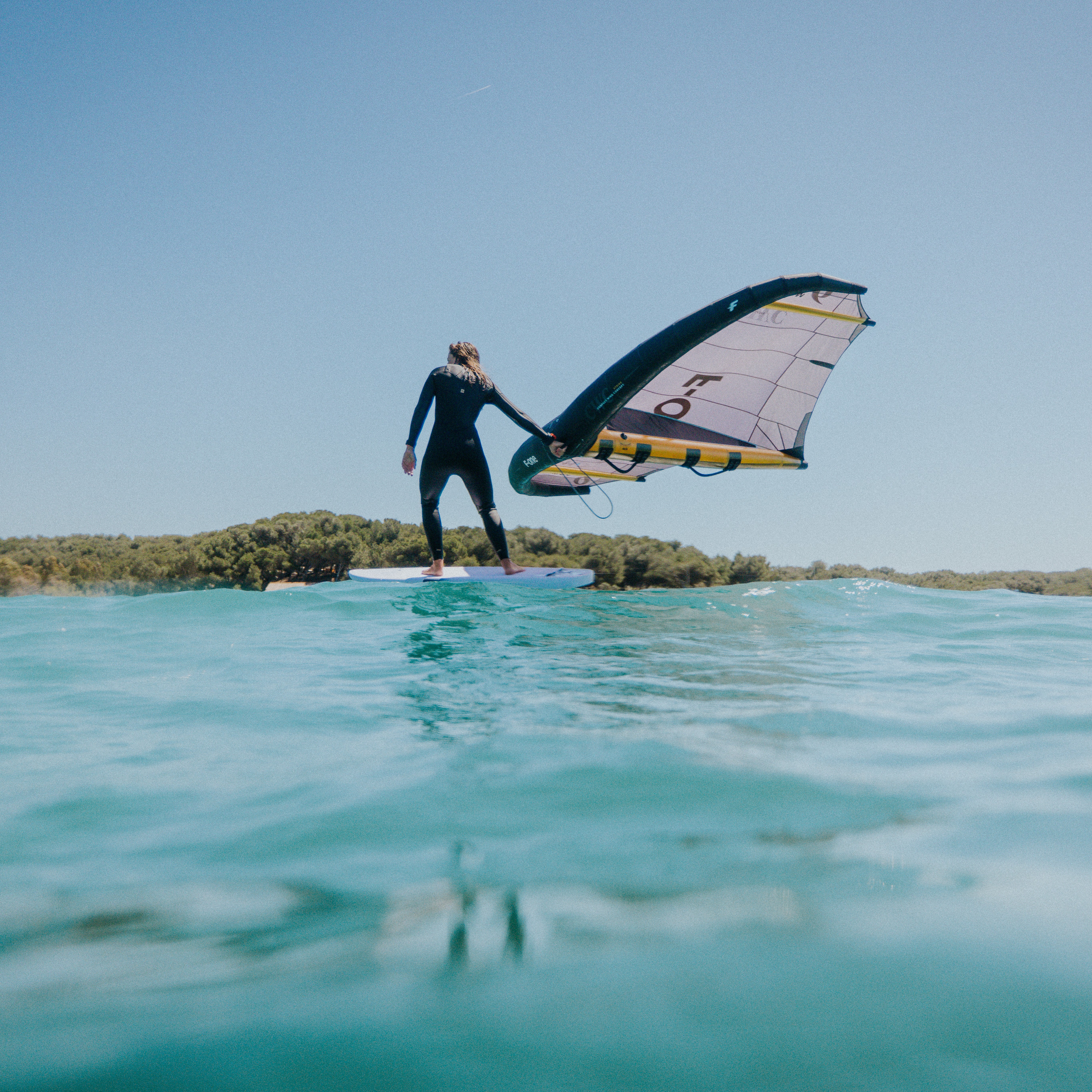 Aile de wing F-ONE Strike V5 Aluula en action sur l'eau