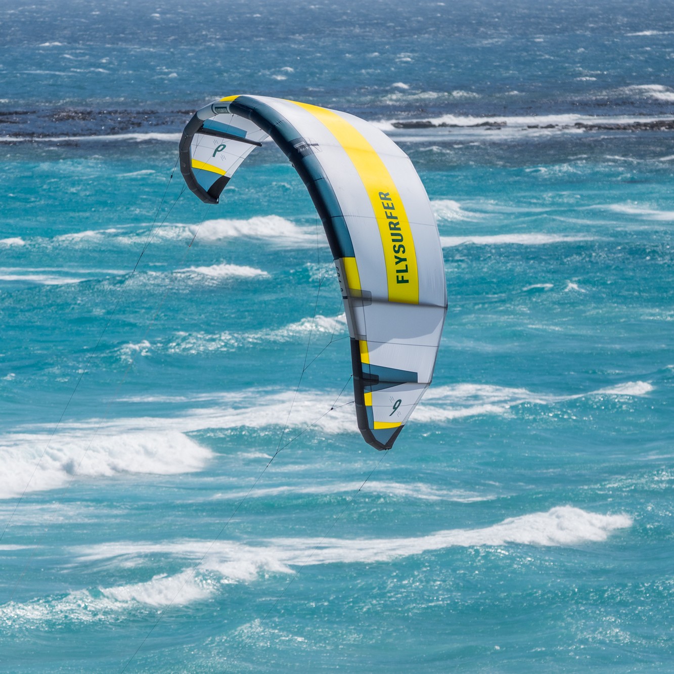 Ailes de kite Flysurfer ERA² 2025 en vol au-dessus de l’océan par vent fort