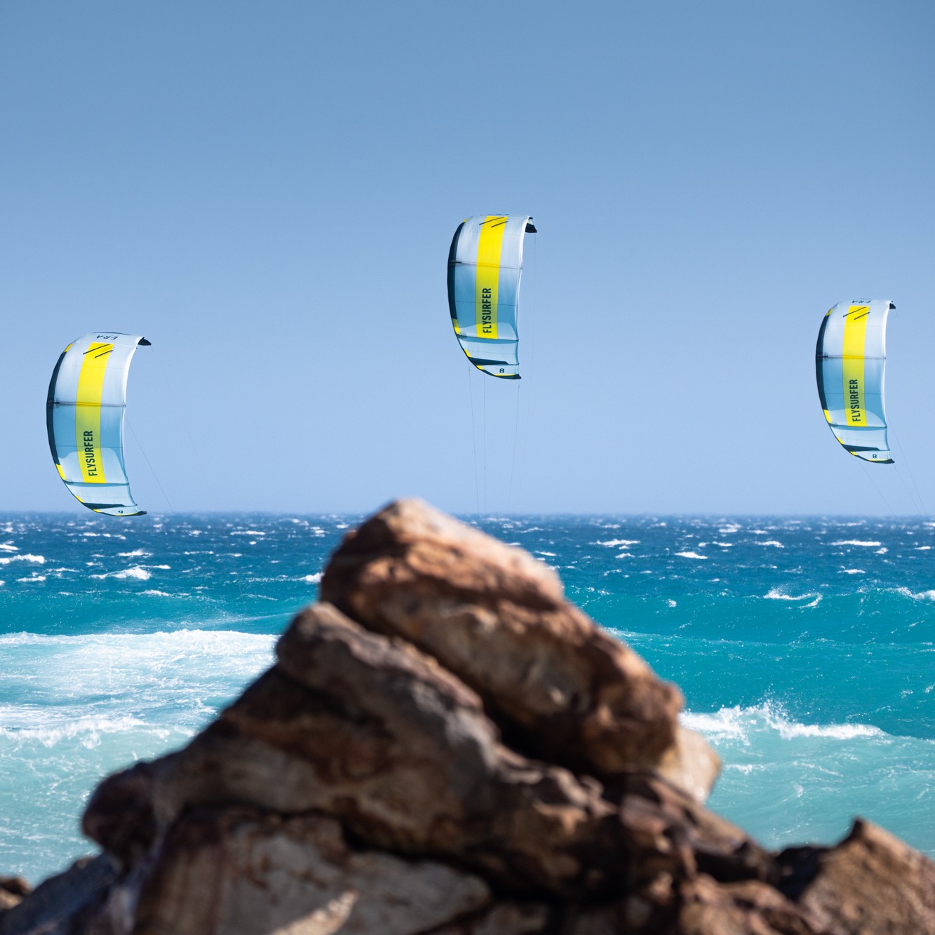 Aile de kite Flysurfer ERA² 2025 en vol, profil détaillé au-dessus de l’eau turquoise