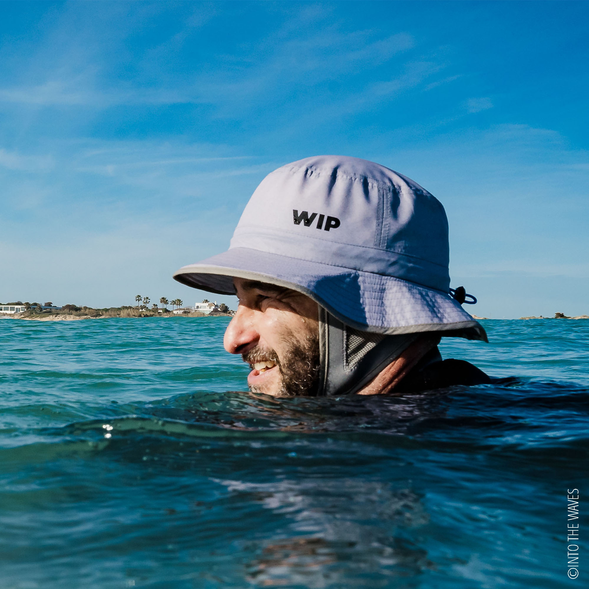 Casque WIP Surf Bob Bump Shell porté en mer pendant une session de surf
