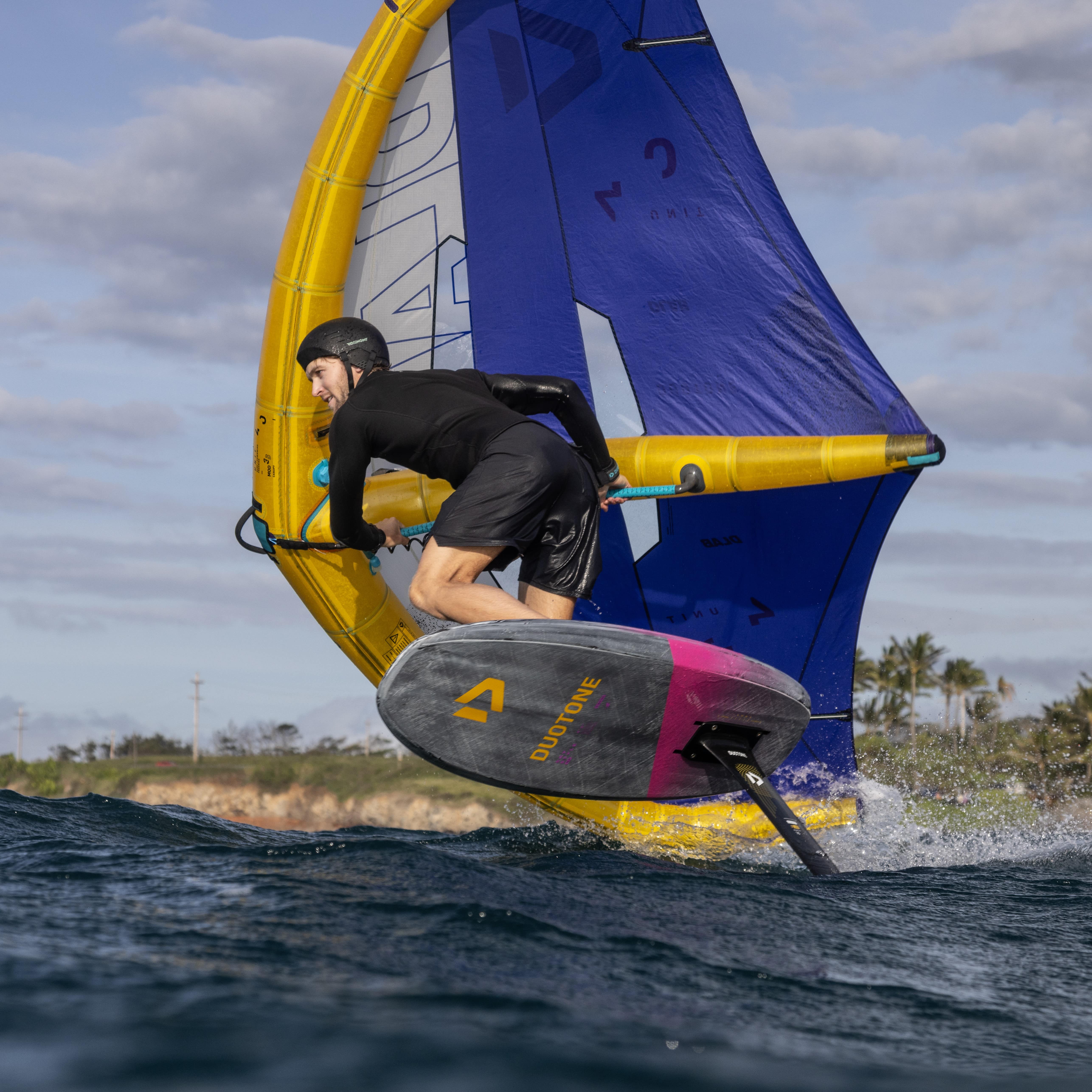 Duotone Glide 2.0 D/LAB 2025 sur l’eau – foil premium carbone, design semi-glider performant et pompage efficace