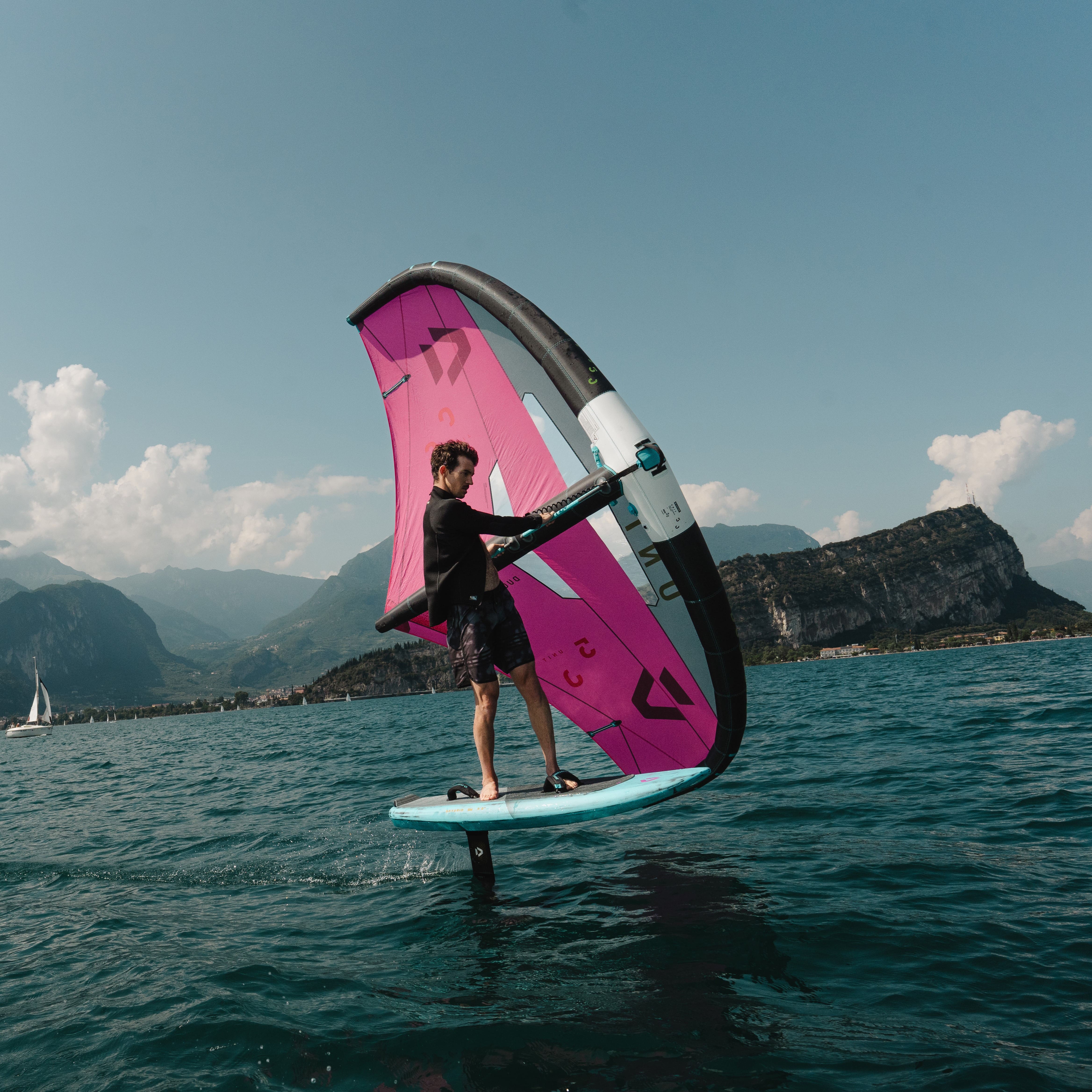alt="Foil Duotone Glide 2.0 D/LAB 2025 en action – performance et fluidité sur le lac"