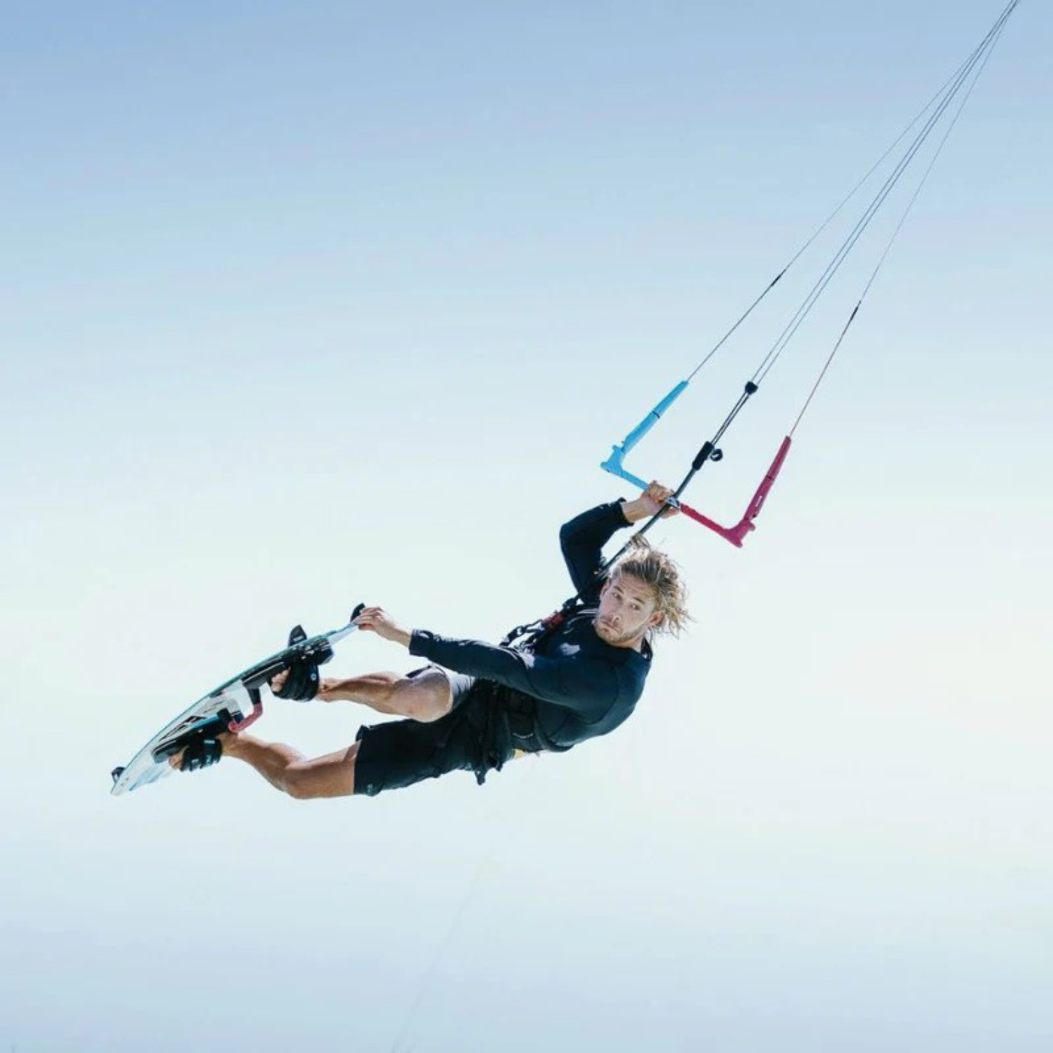 Rider en plein saut freestyle avec la barre de kitesurf Harlem Lead Bar 2025