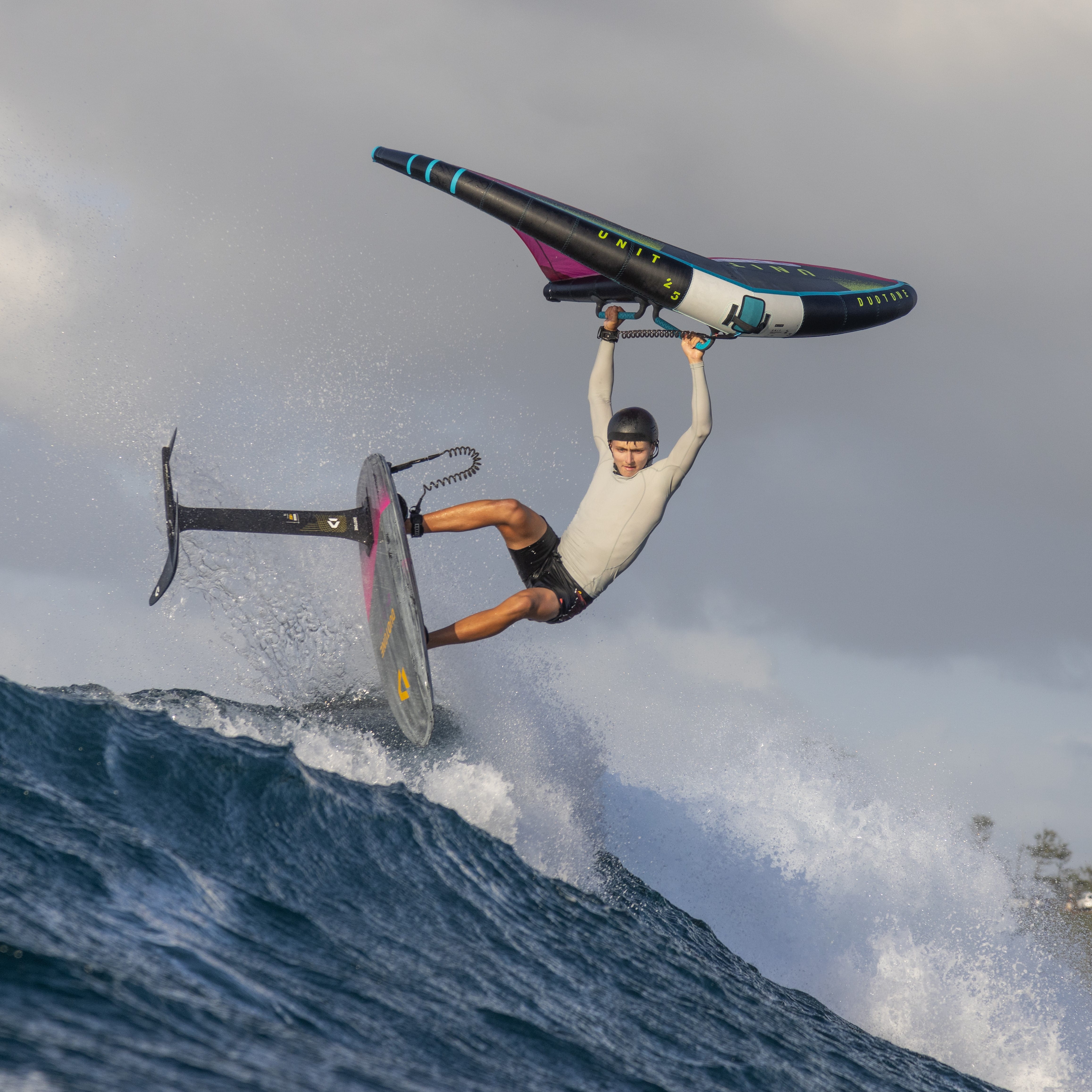 Rider réalisant une figure freestyle en wingfoil équipé du mât Slim 2.0 D/LAB 2025.