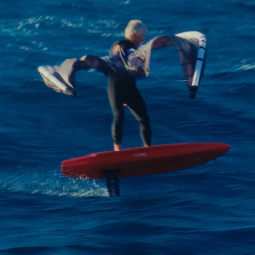 Rider en plein mouvement sur foil – maîtrise de l’aile en K-Wing
