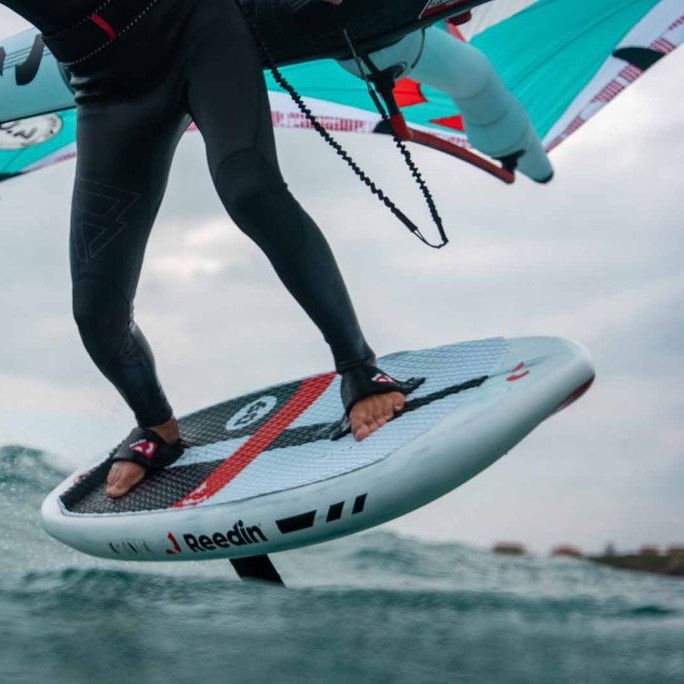 Zoom sur le pont antidérapant et le logo de la planche de wingfoil Reedin Feather 2025