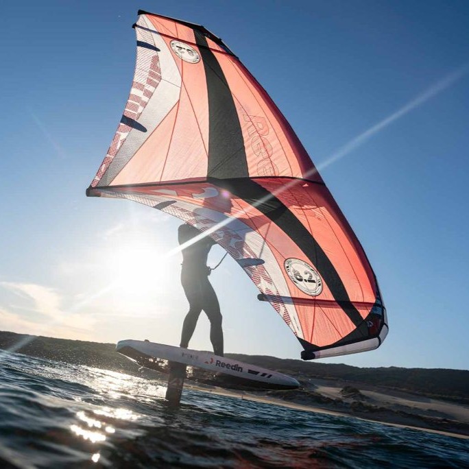 Navigation en wingfoil avec aile Reedin SuperNatural SSD dans le vent léger
