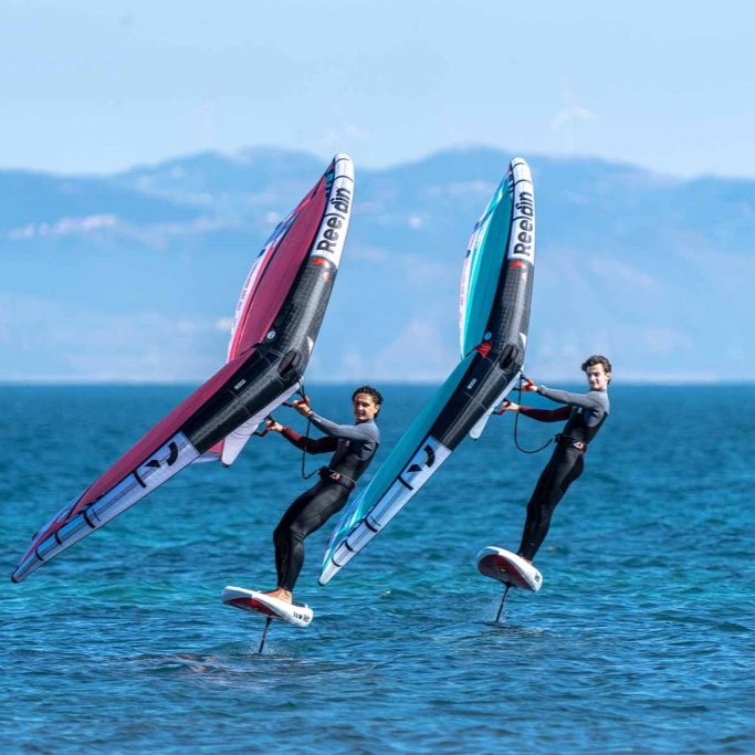 Rider en action avec l’aile de wingfoil Reedin SuperNatural SSD 2025 rouge et turquoise