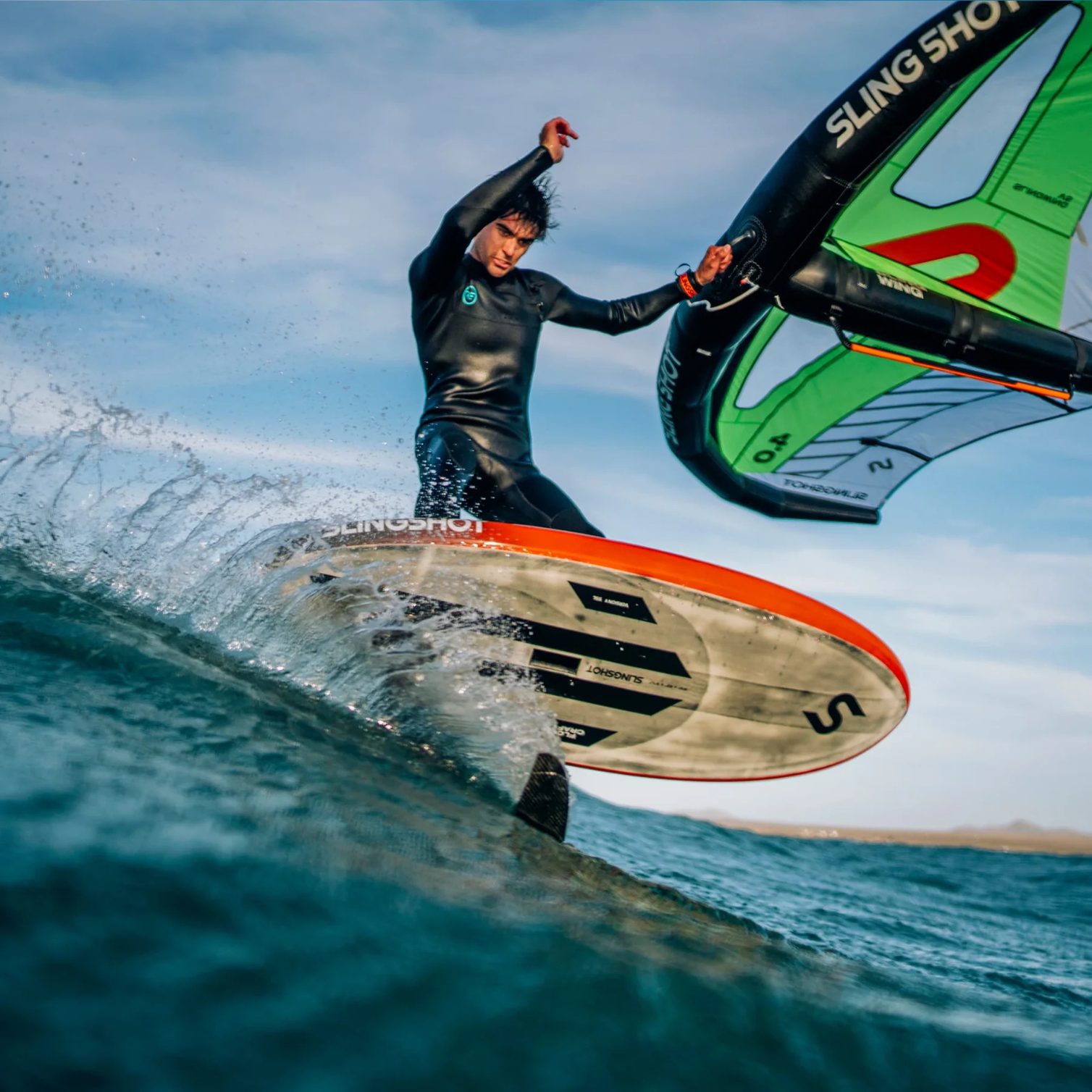 Rider en action en wingfoil avec aile Slingshot et stabilisateur Flare Tail