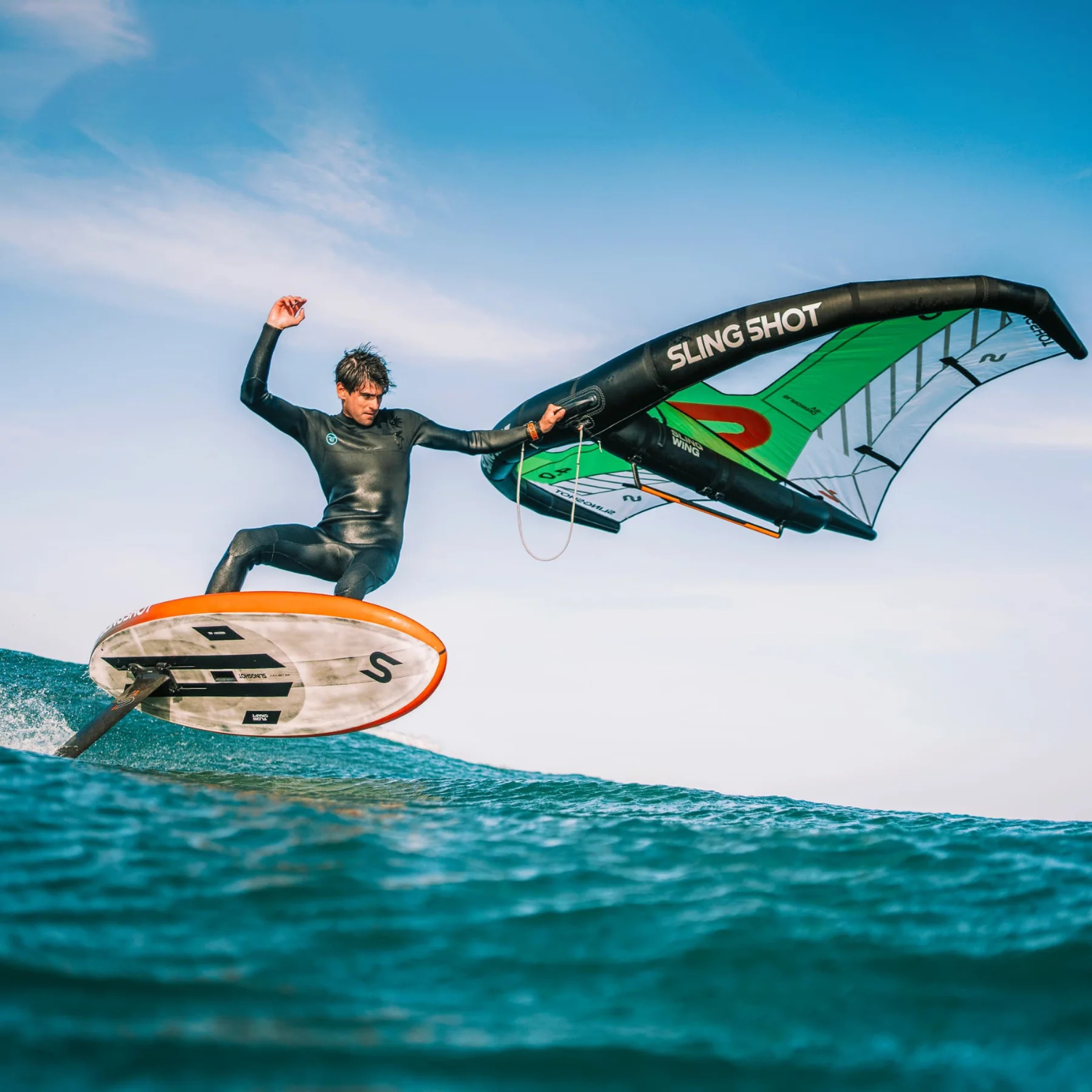 Rider en action sur foil avec aile avant Slingshot One-Lock Flow et wing Slingshot en wingfoil