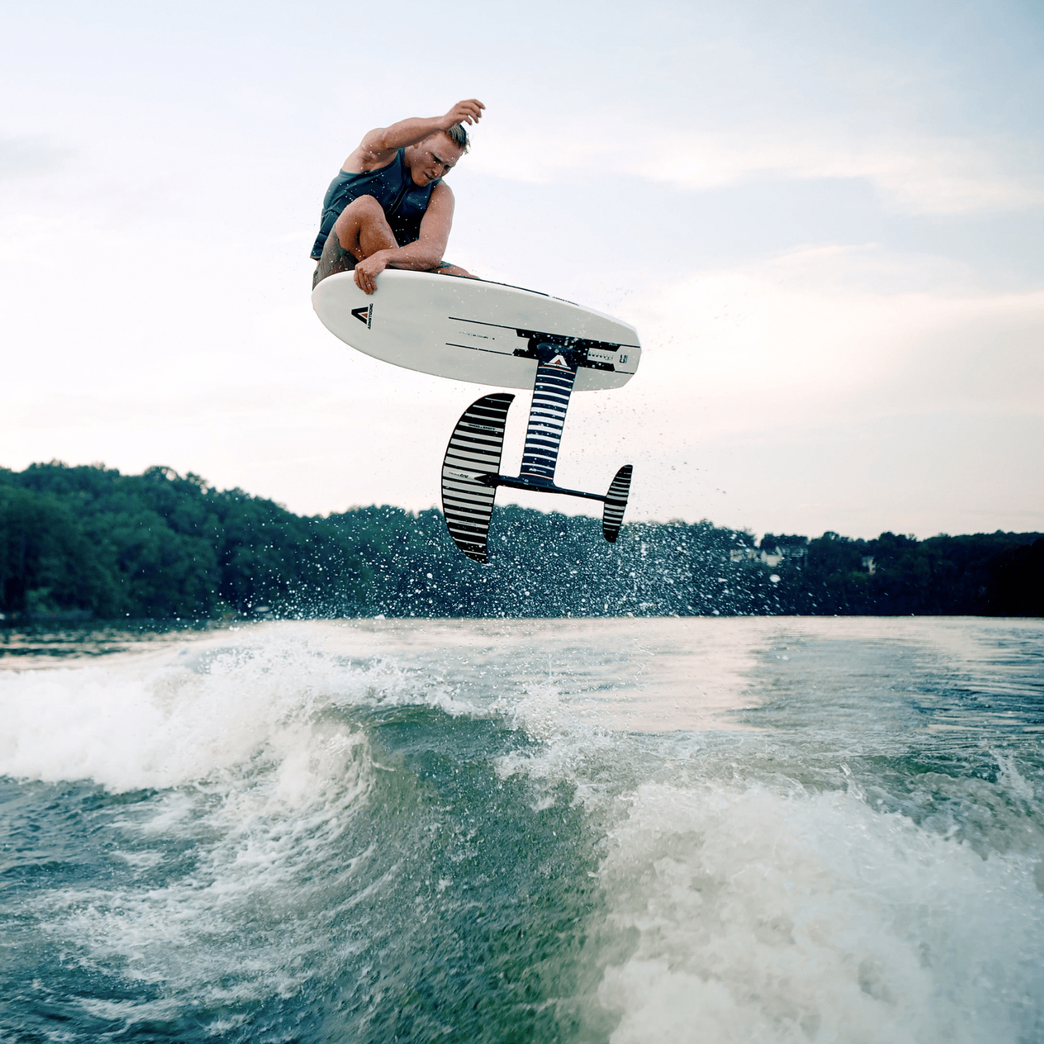 Noah Flegel en saut de wake foil avec la Armstrong NF Noah Flegel Board 2026