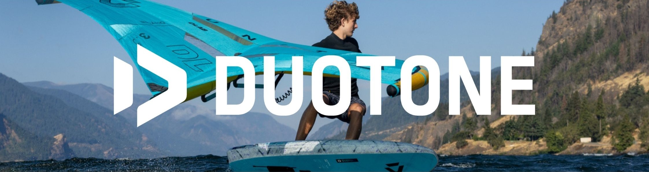 Bannière Duotone : logo officiel au premier plan avec une aile de wingfoil Duotone en arrière-plan – la référence mondiale du wingfoil 2026