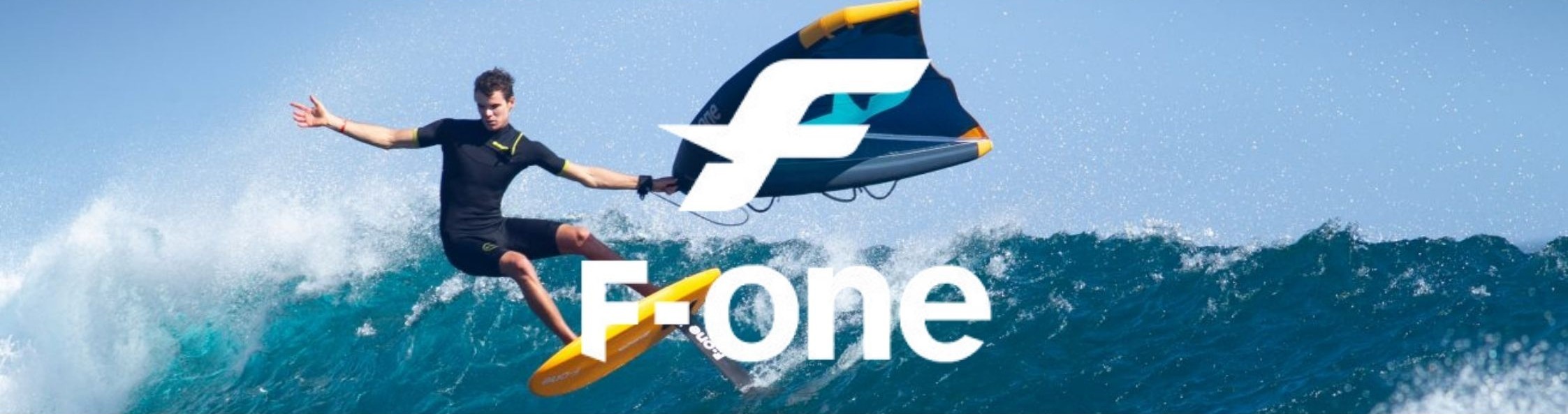Bannière F-One : logo F-One au premier plan avec une aile de wingfoil F-One Strike en arrière-plan – le pionnier français du wingfoil 2026