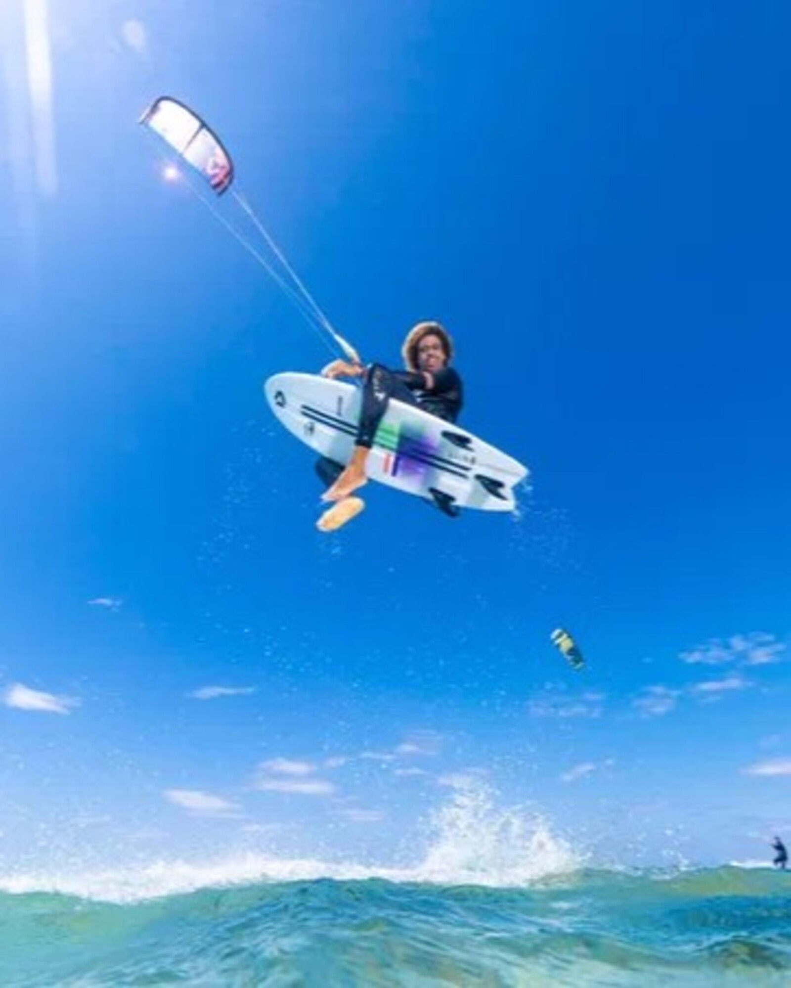 Saut en kite avec la Duotone Fish D/LAB 2024 sur plan d’eau turquoise