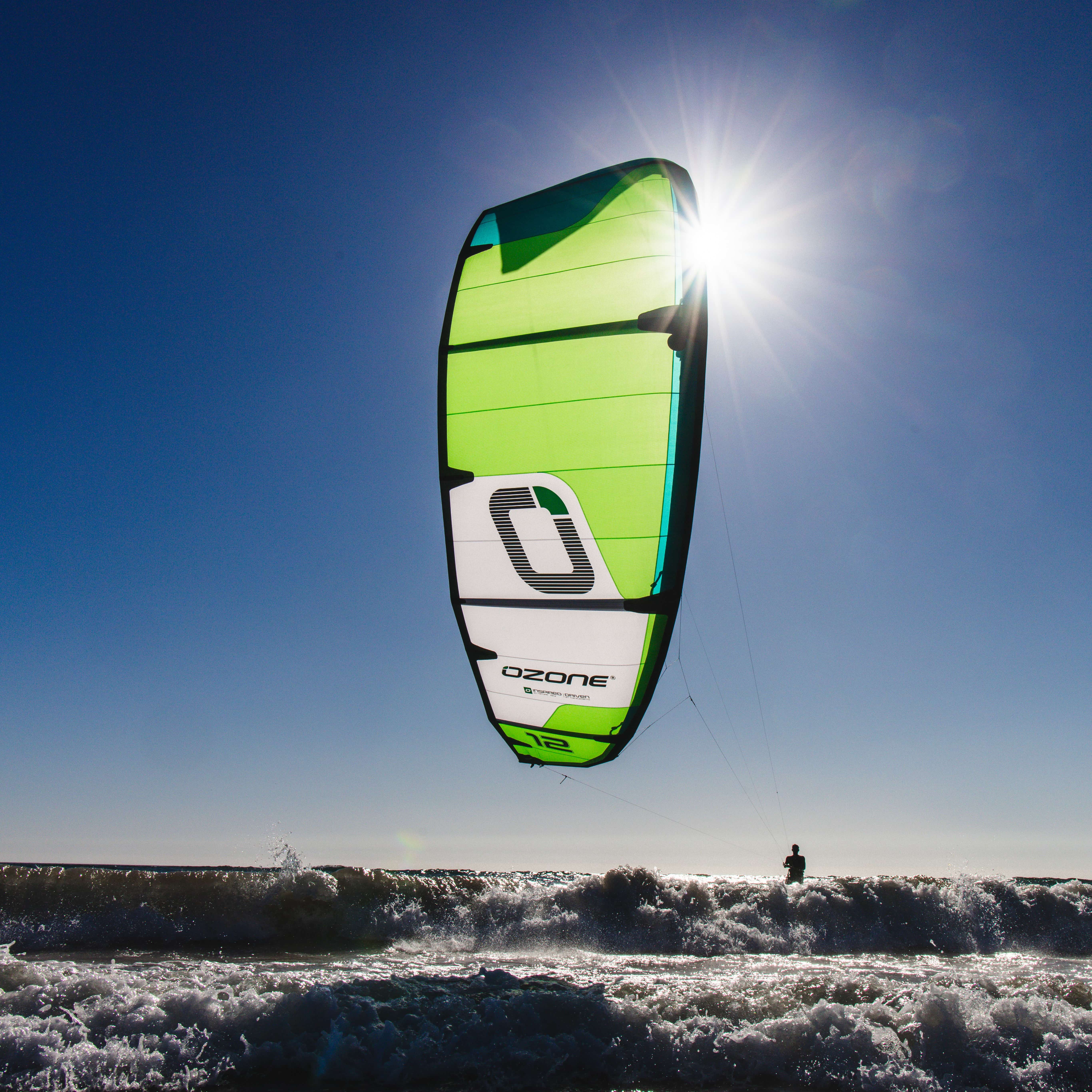 Kitesurfeur naviguant avec l’Ozone Edge VT 2026 sous le soleil