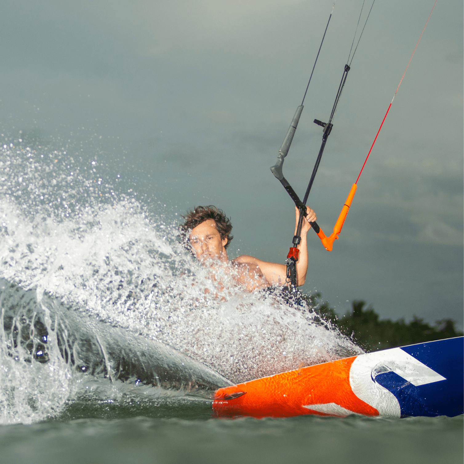 Kitesurfeur utilisant la barre Slingshot Sentry V3 2026 en action sur l’eau, contrôle précis et splash dynamique