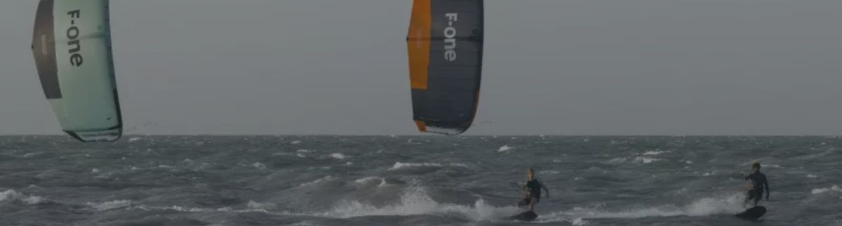 Kitesurfeur en action avec son aile et sa planche twintip