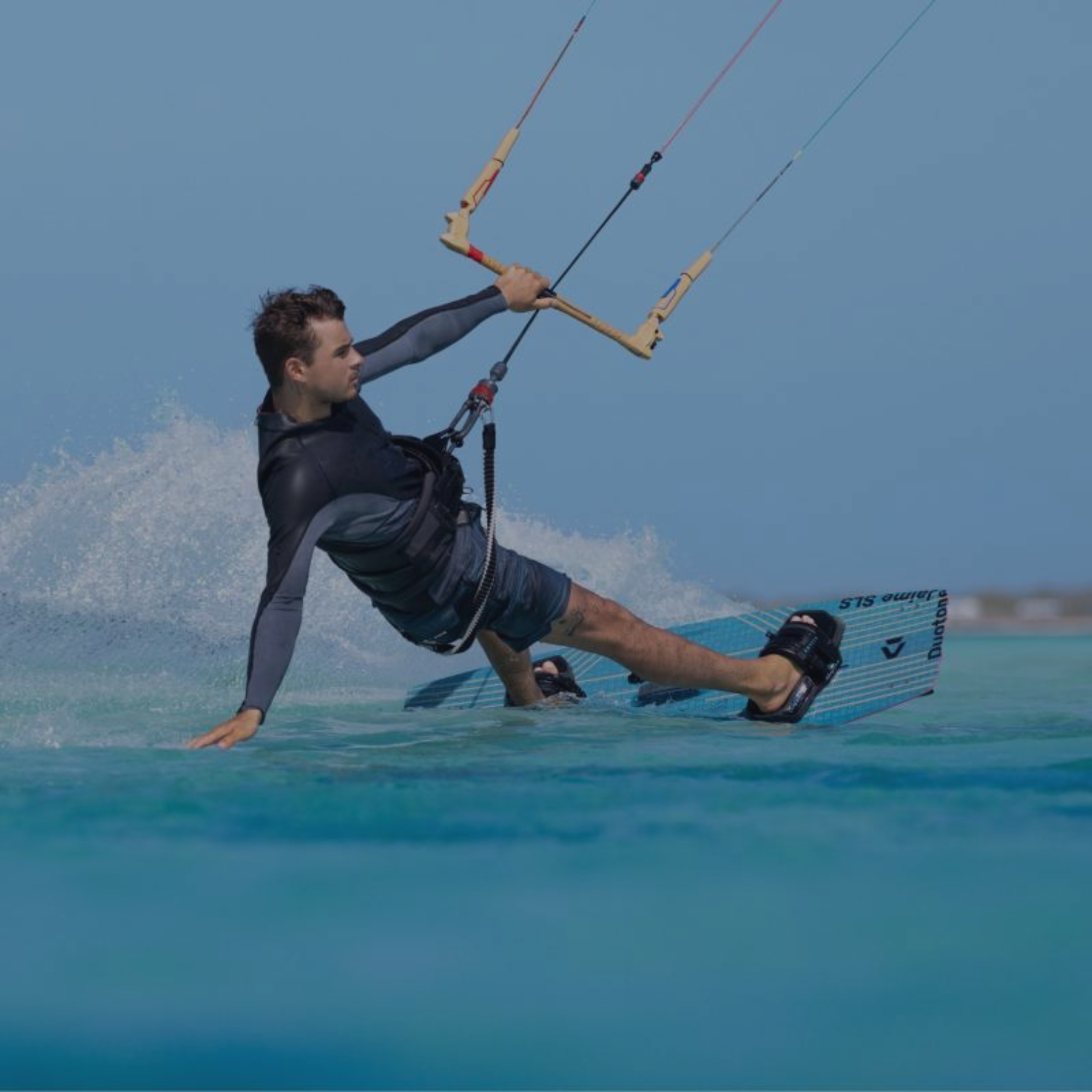 Kitesurfeur en navigation avec barre de kitesurf Duotone, contrôle et maniabilité en action