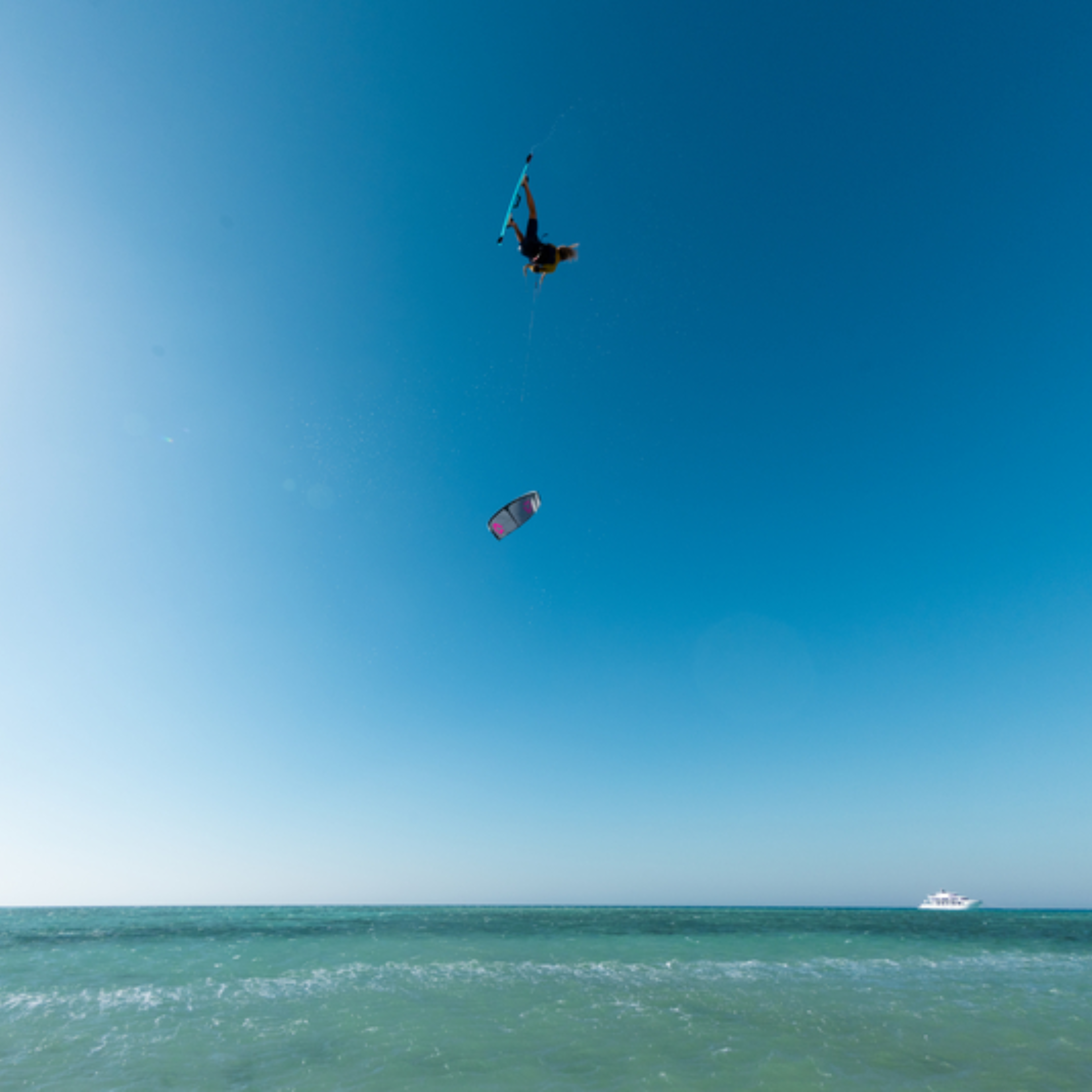 Saut extrême de kitesurf Big Air avec aile en loop et planche Duotone en vol