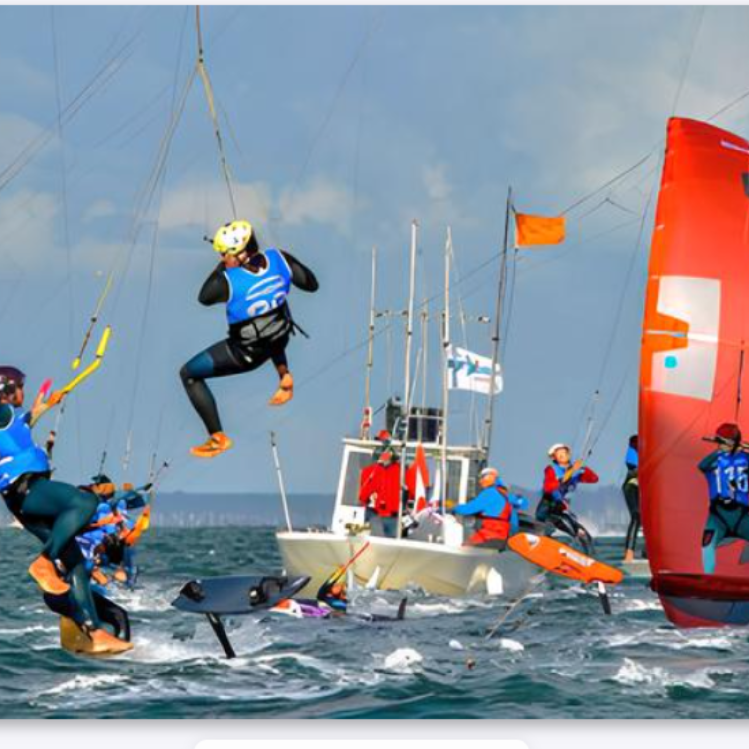 Compétition de kitesurf foil avec plusieurs riders et bateau de sécurité, application des règles de navigation