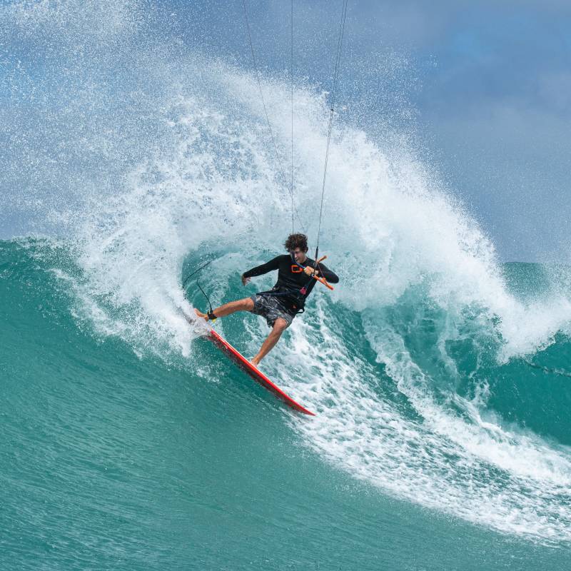 Surfkite dans une vague avec la planche F-ONE Keahi Pro 2026, maniabilité et contrôle en conditions side-shore.