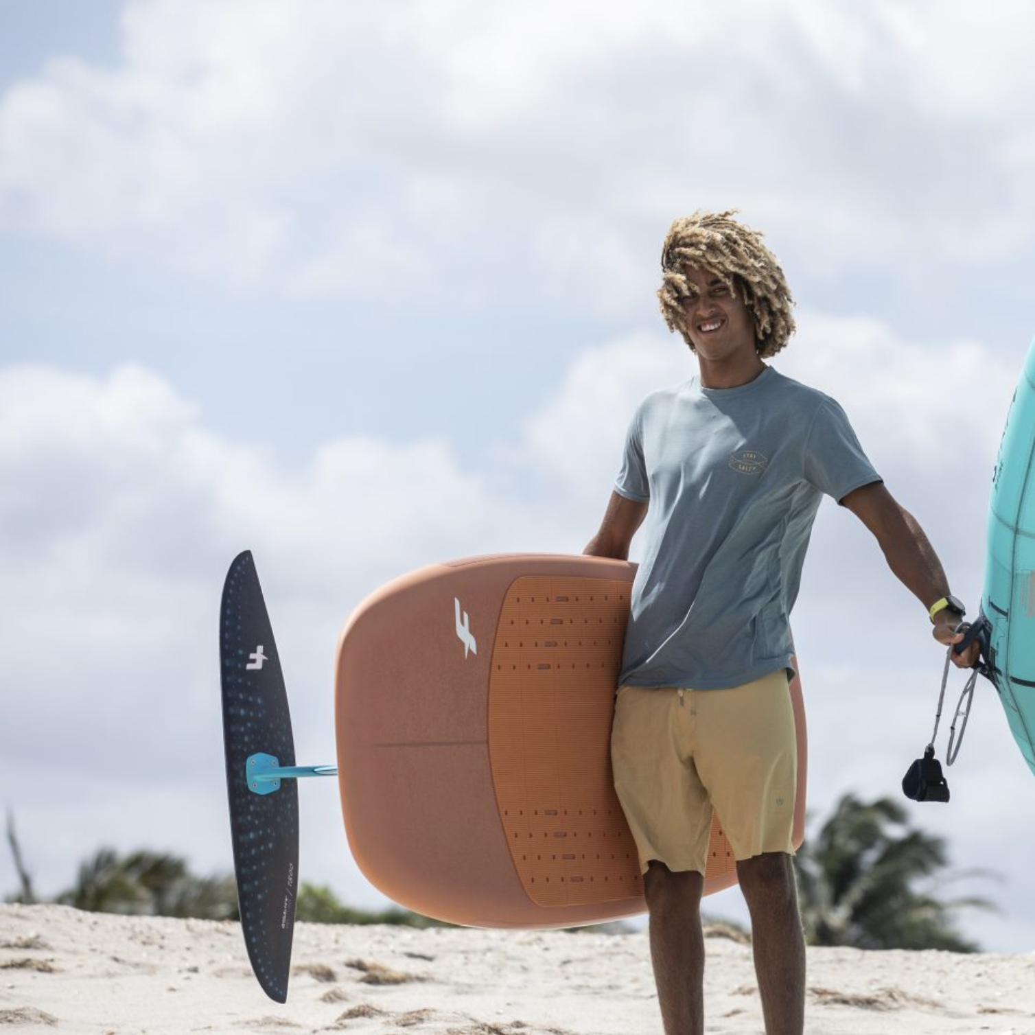 Rider débutant portant un foil F-ONE GRAVITY FCT V1 sur la plage