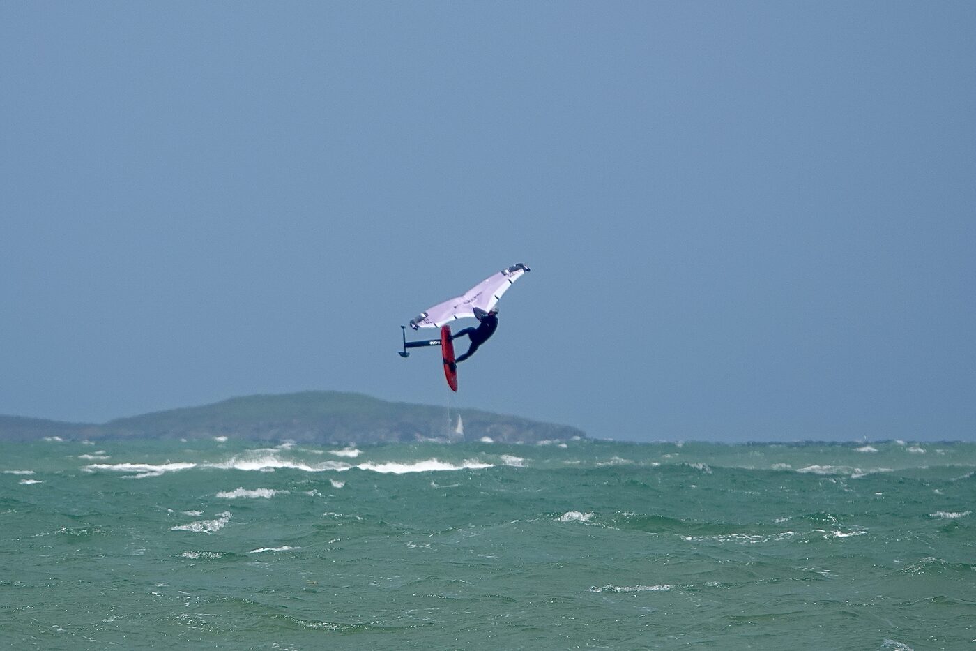 Saut en wing foil avec le F-One SK8 V3 et une aile F-One