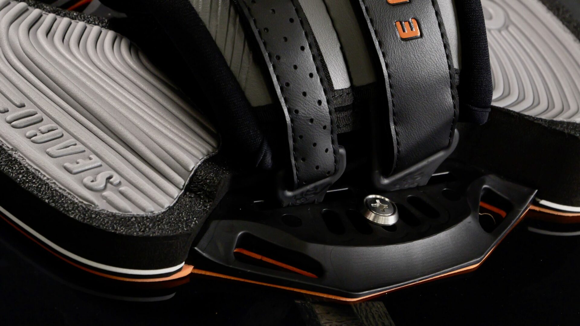 Gros plan sur les sangles Double Velcro des straps Eleveight Seago pour le kitesurf, avec un point de réglage visible.