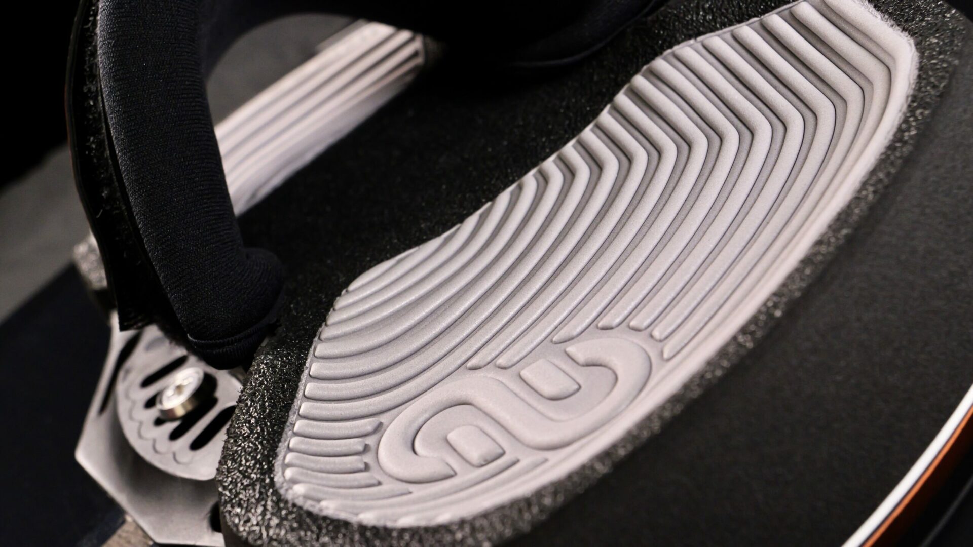 Logo SEAGO en blanc sur une surface striée des straps Eleveight Seago pour le kitesurf.