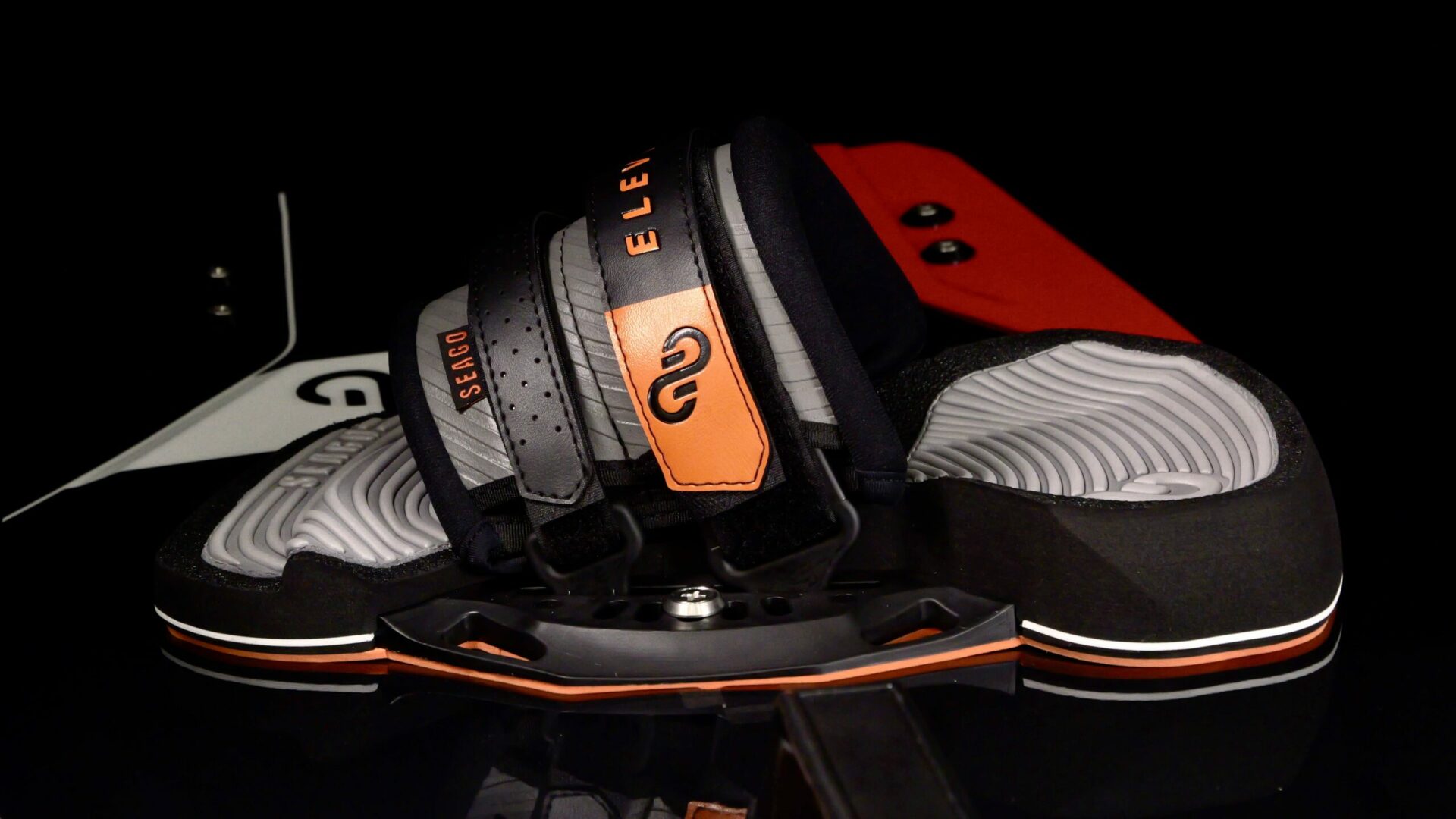 Vue d'ensemble des straps Eleveight Seago pour le kitesurf, capturée sous un angle latéral, avec un arrière-plan noir.