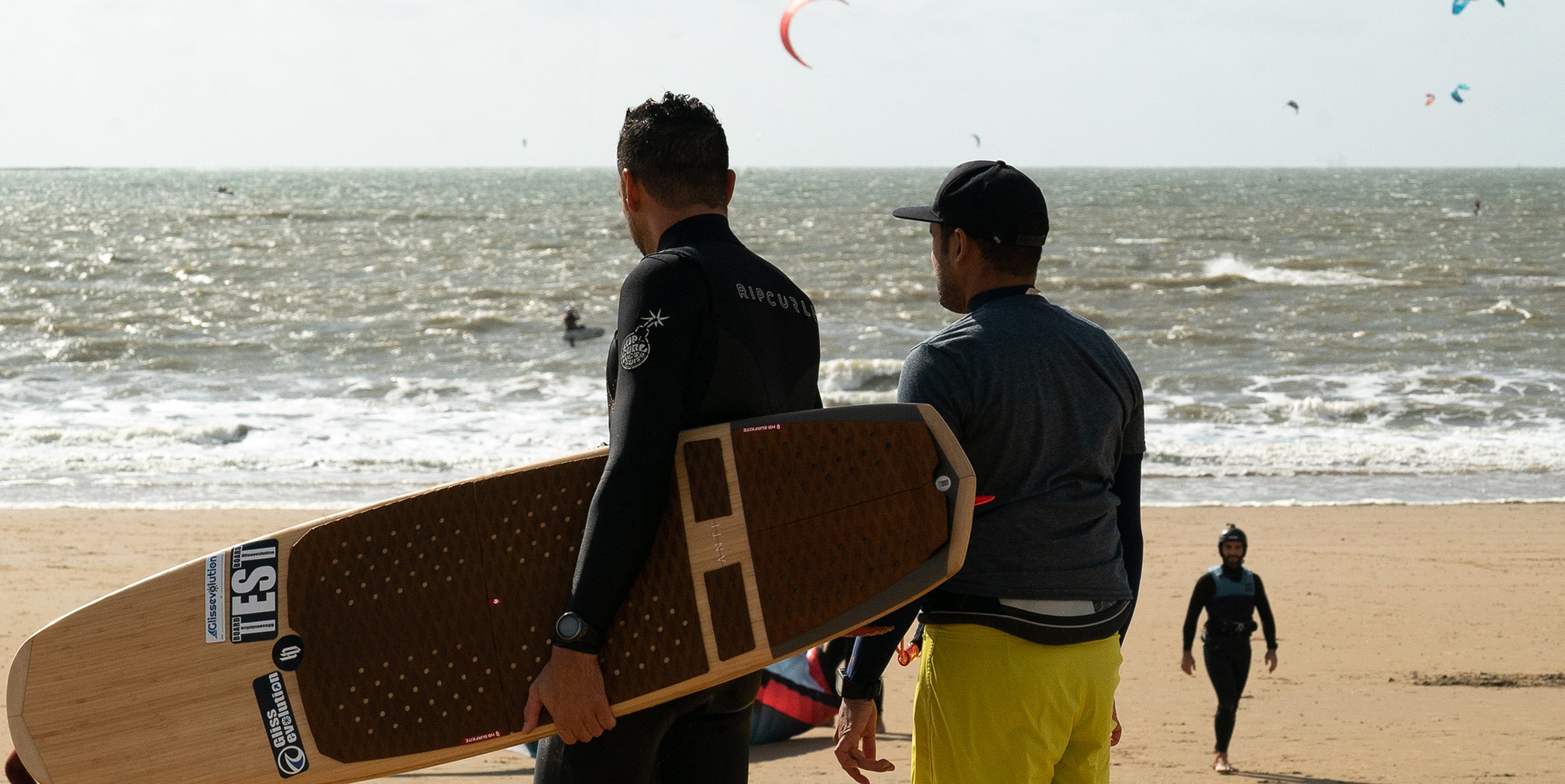 test-surfkite-Anti-passe-niquel-dans-le-clapot-et-a-un-énorme-pop-Pour-ceux-qui-aiment-surfer-dans-du-gros-la-décade-est-plus-typée-surf-et-va-vous-permettre-de-rider-de-vrais-vagues