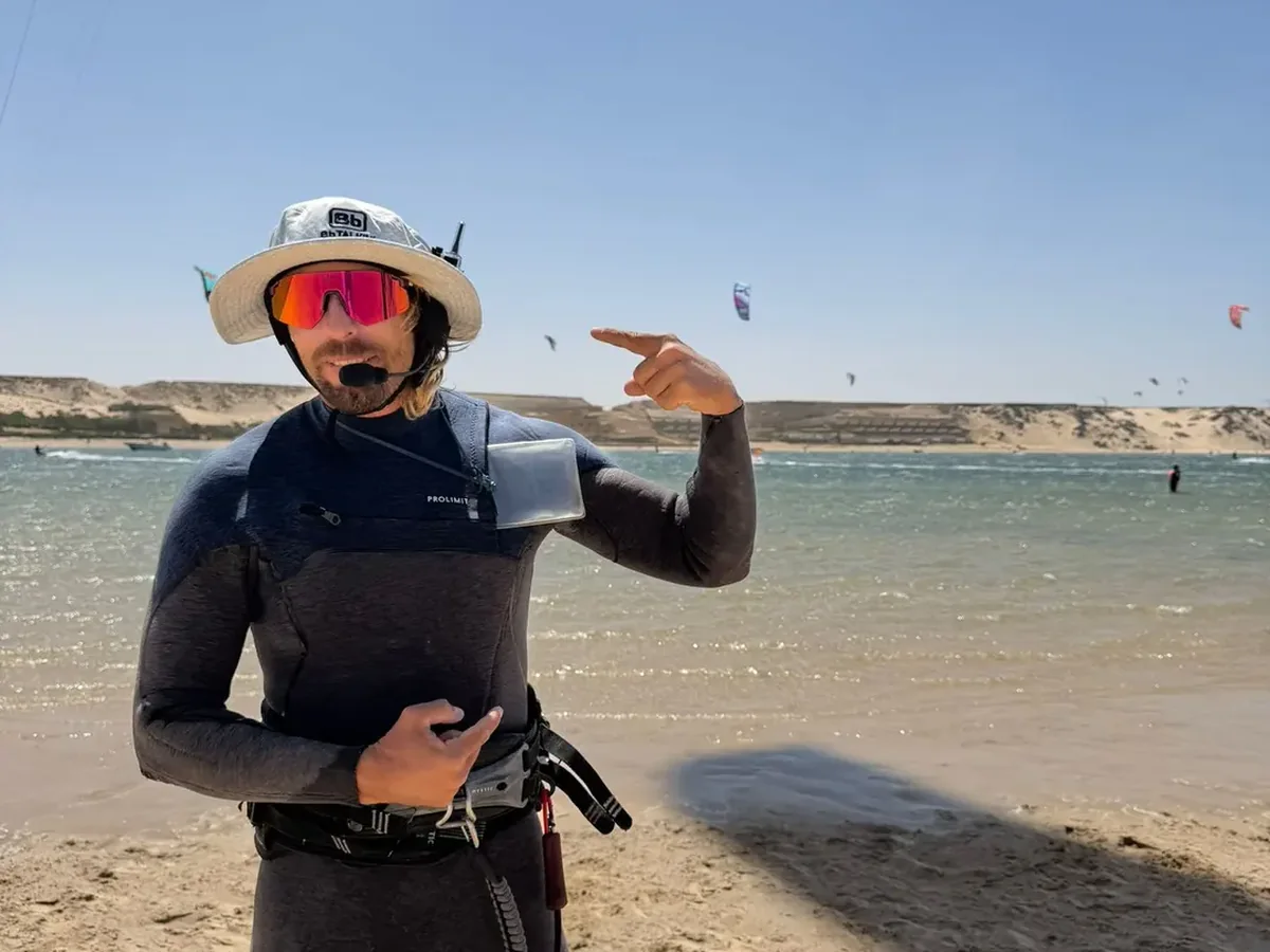 Kevin, moniteur de kitesurf BPJEPS et fondateur de Wind Chasers, sur un spot de Dakhla