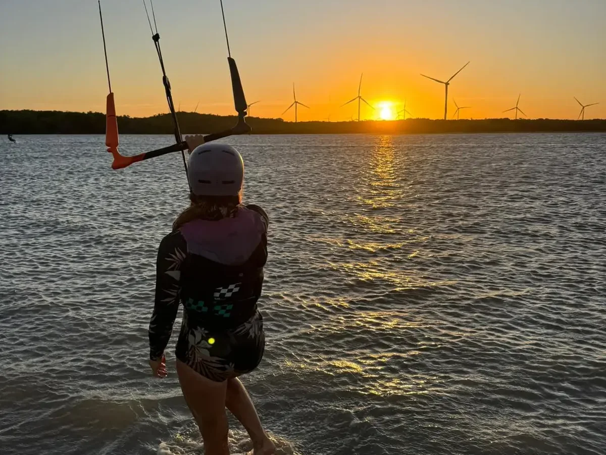 Session de kitesurf au coucher du soleil sur un spot du Nordeste brésilien