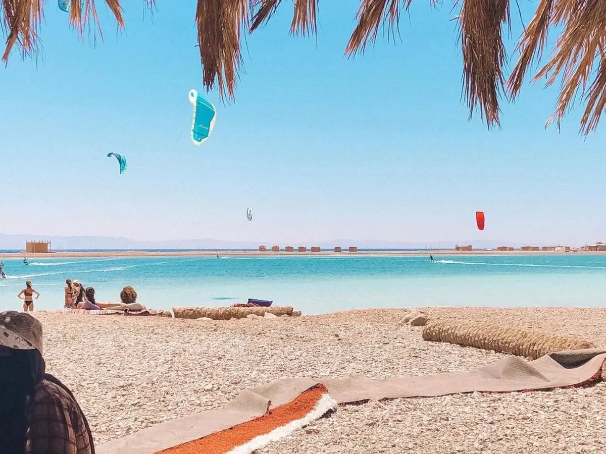 Lagon turquoise de Dahab en Égypte, spot de kitesurf en eau peu profonde