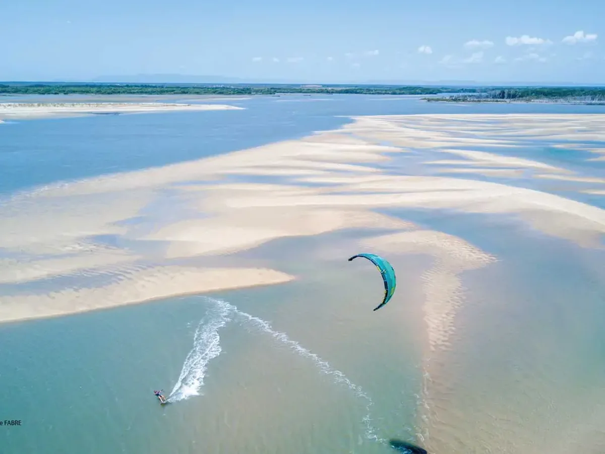 Vue aérienne des bancs de sable et de l'eau plate d'un spot de kitesurf du Nordeste brésilien