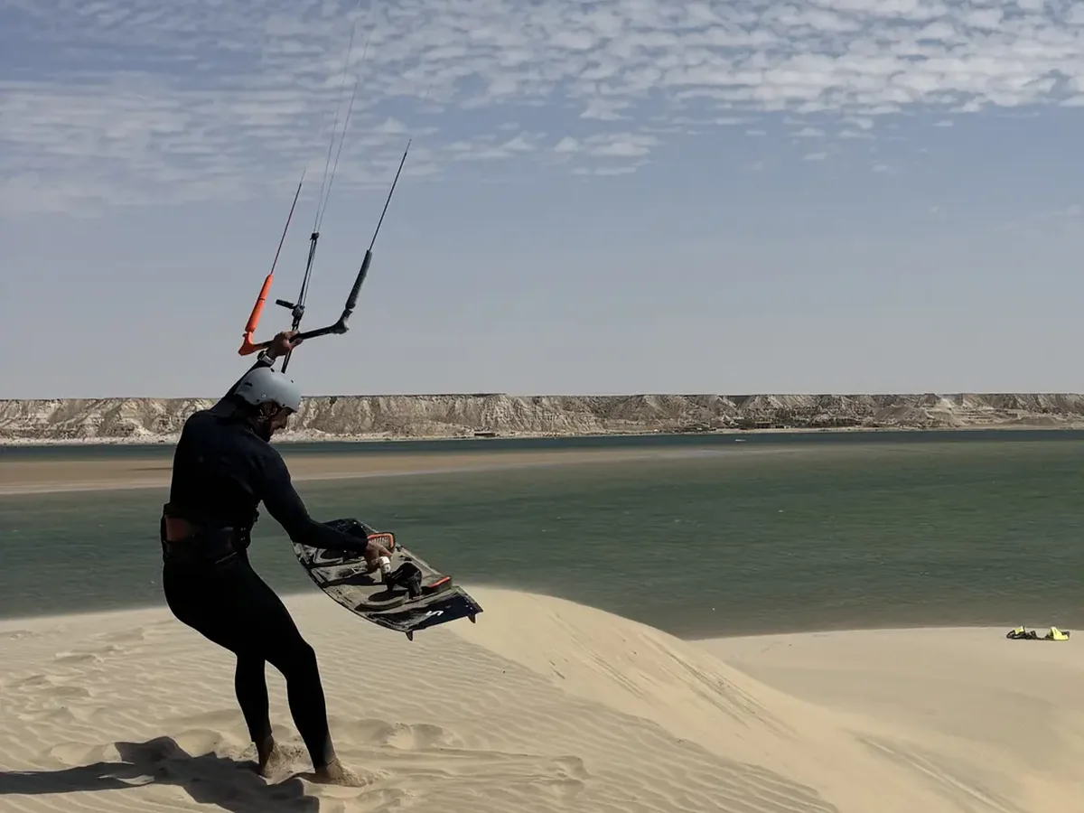 Stage de kitesurf à Dakhla au Maroc, lagon d'eau plate entre dune et océan